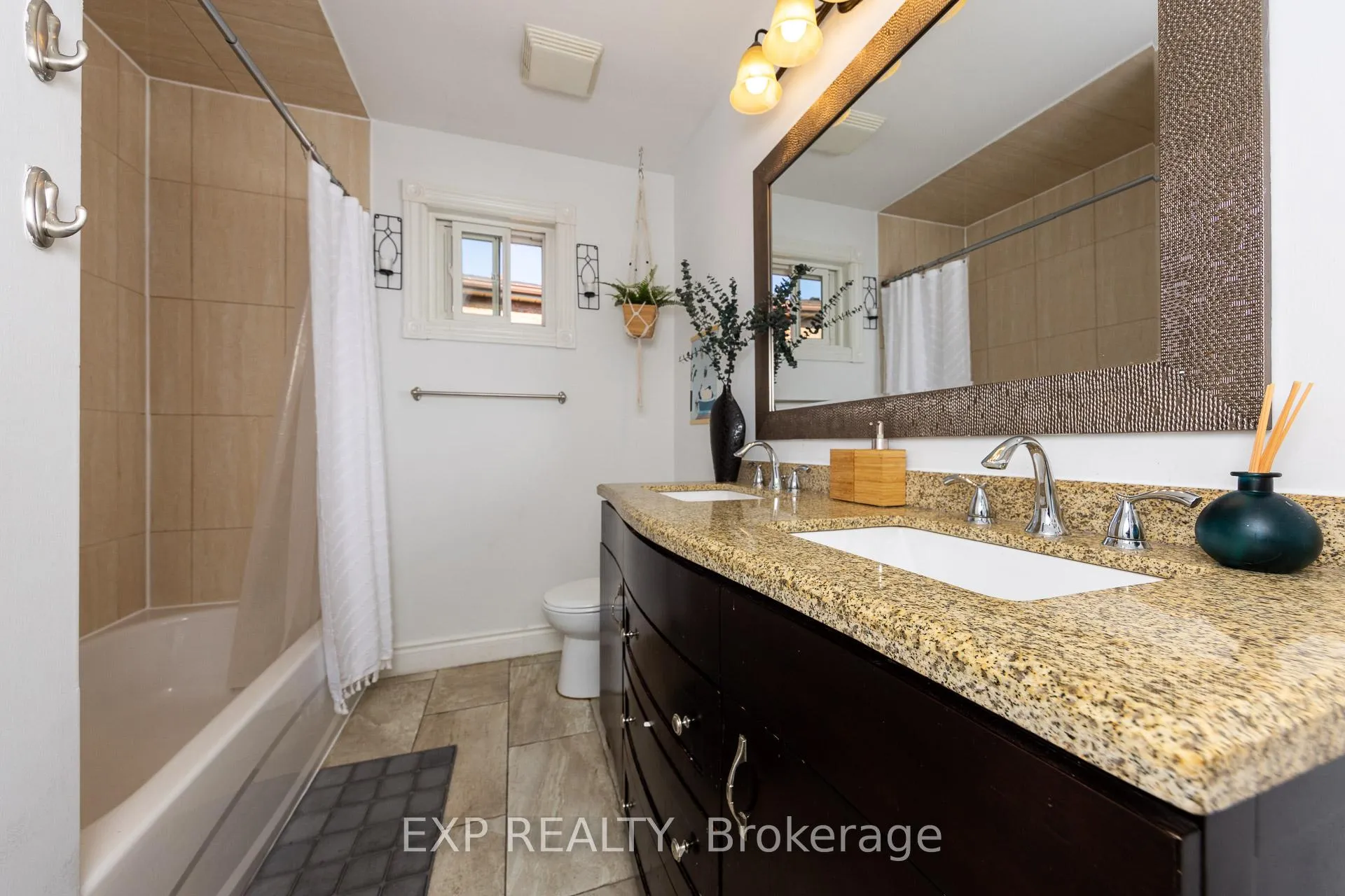 Photo 14 of 158 Millcroft Way N, Vaughan, Brownridge — HOMEH
