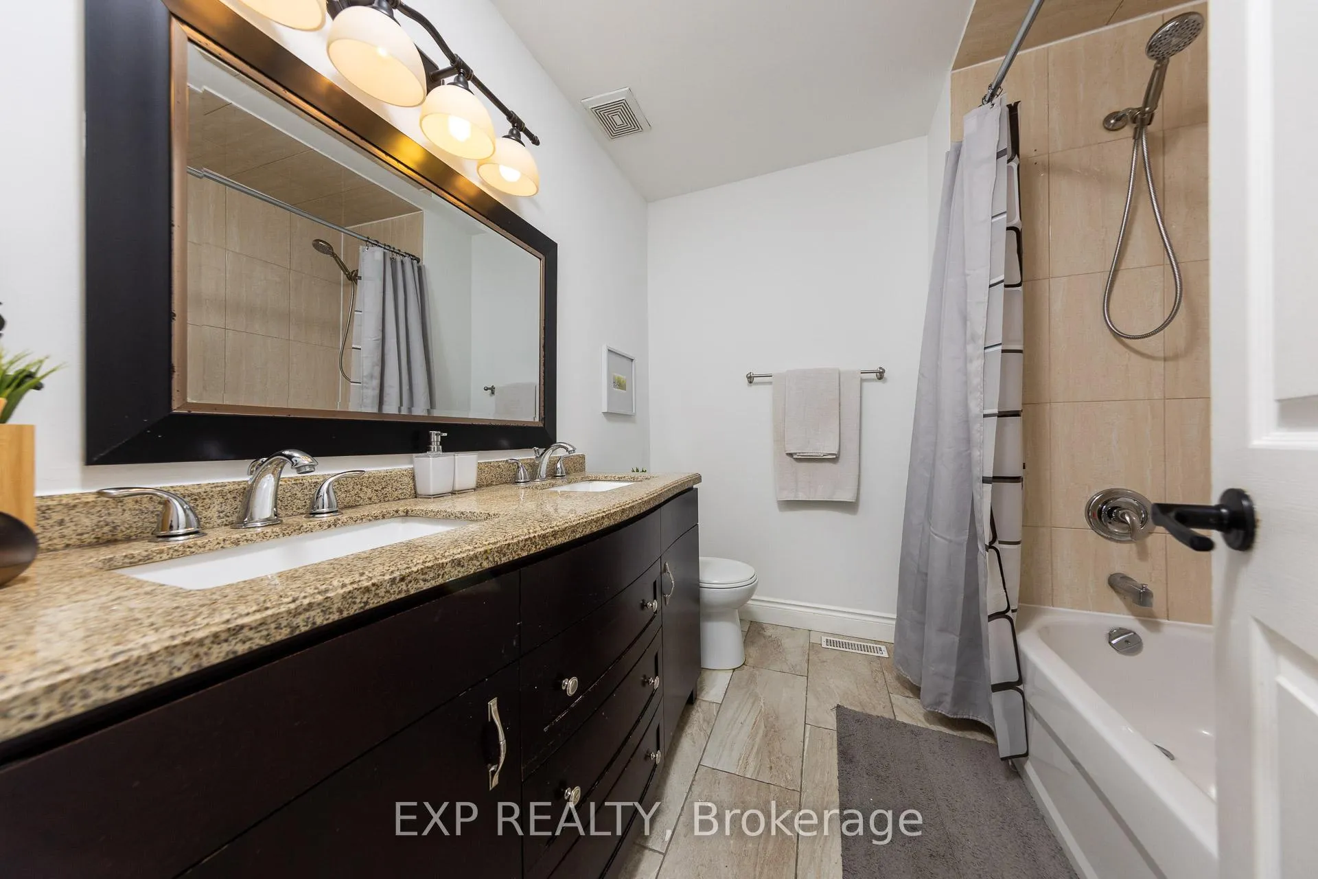 Photo 15 of 158 Millcroft Way N, Vaughan, Brownridge — HOMEH