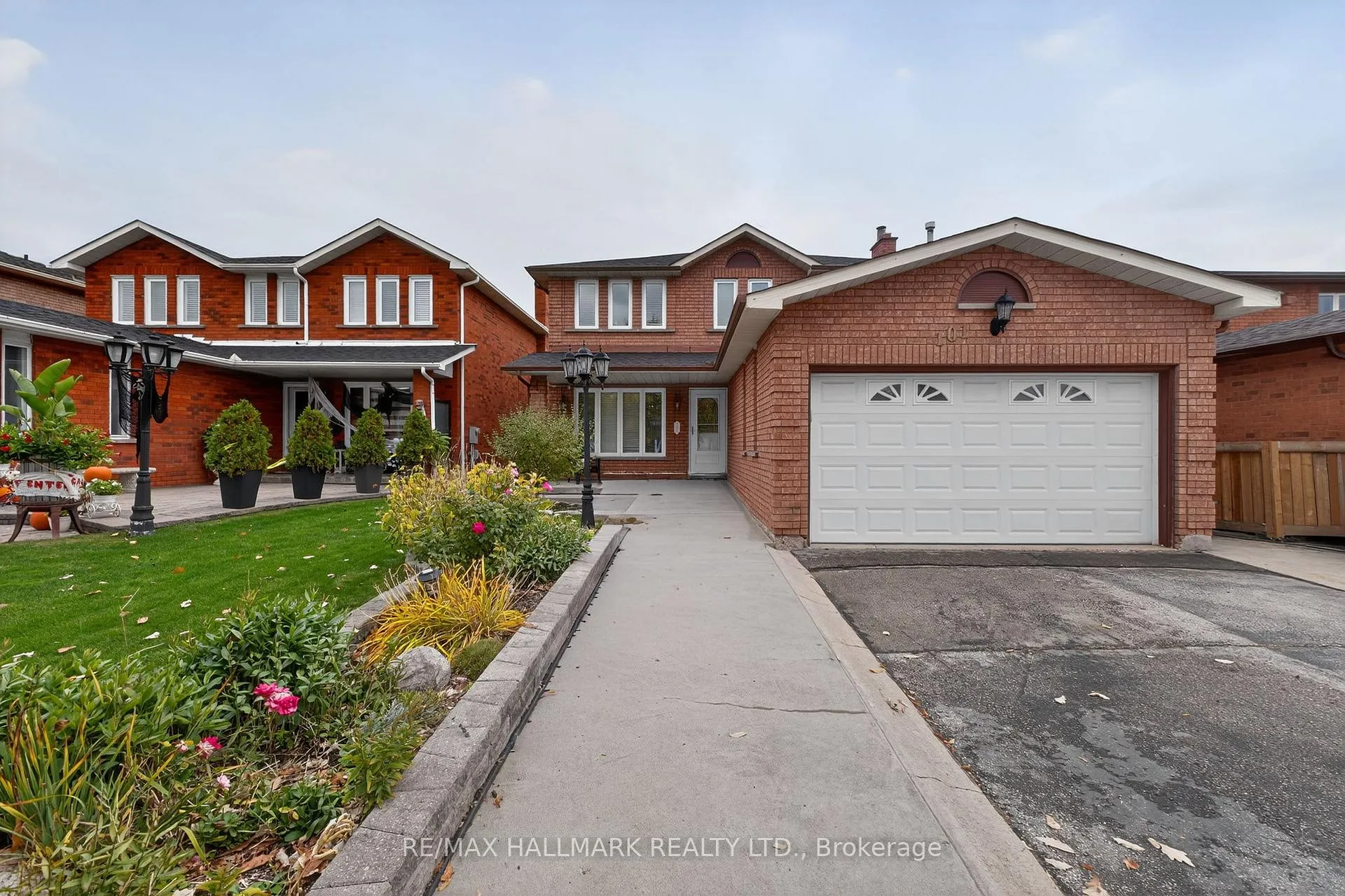Photo 2 of 101 Embassy Drive, Vaughan, East Woodbridge — HOMEH