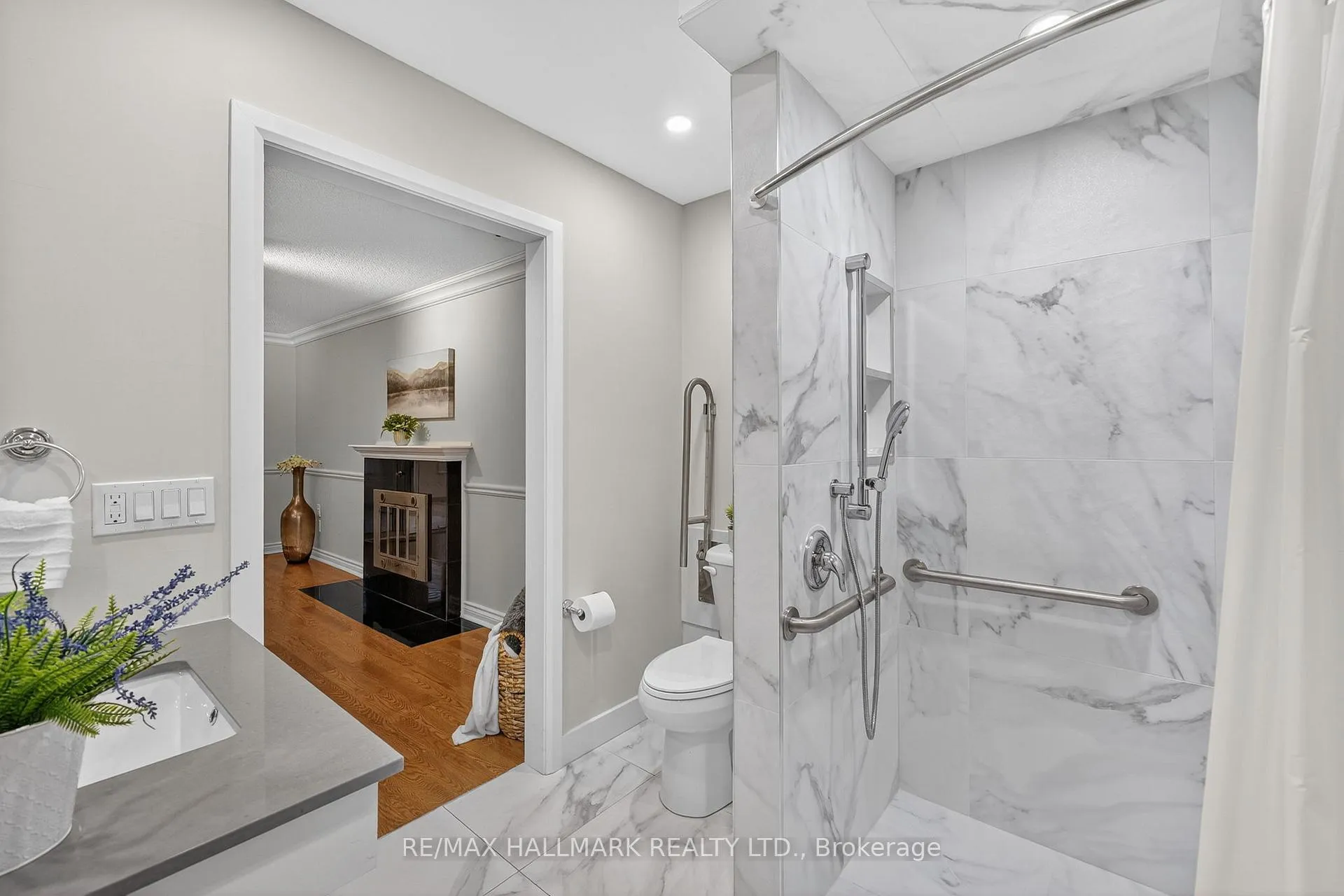 Photo 11 of 101 Embassy Drive, Vaughan, East Woodbridge — HOMEH