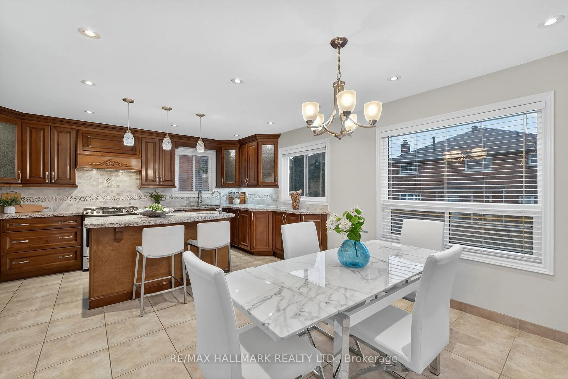 Photo 12 of 101 Embassy Drive, Vaughan, East Woodbridge — HOMEH