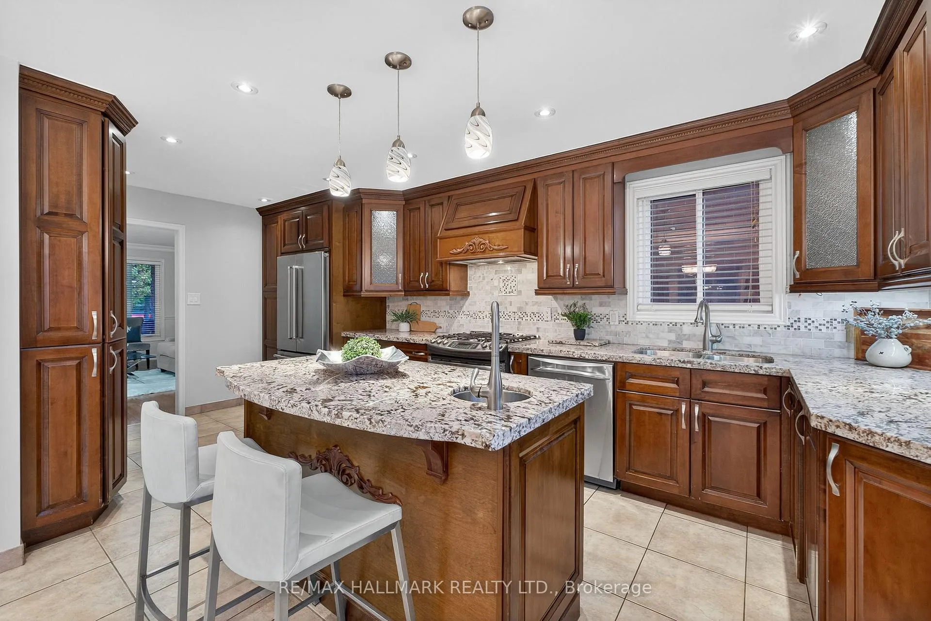 Photo 15 of 101 Embassy Drive, Vaughan, East Woodbridge — HOMEH