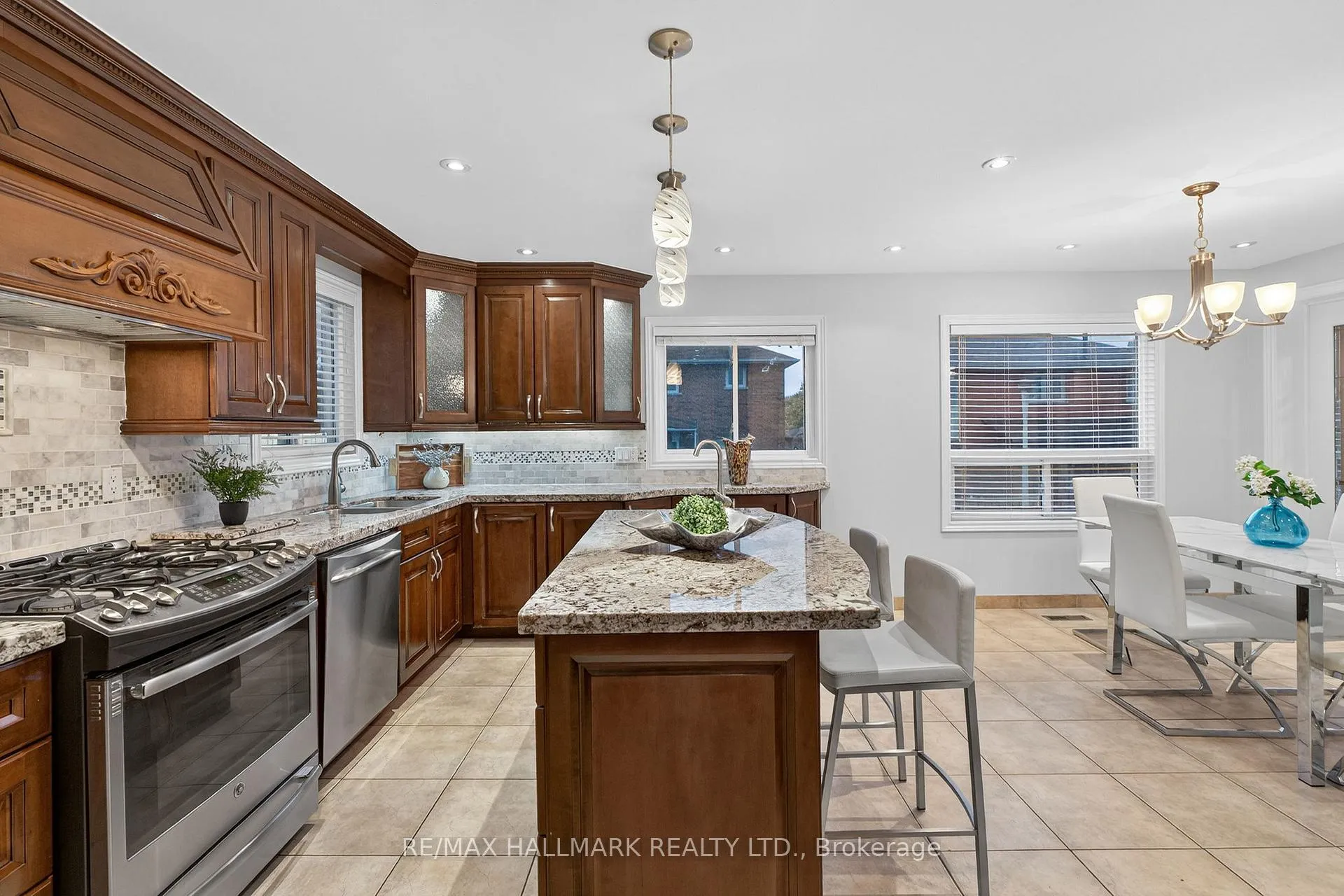 Photo 18 of 101 Embassy Drive, Vaughan, East Woodbridge — HOMEH