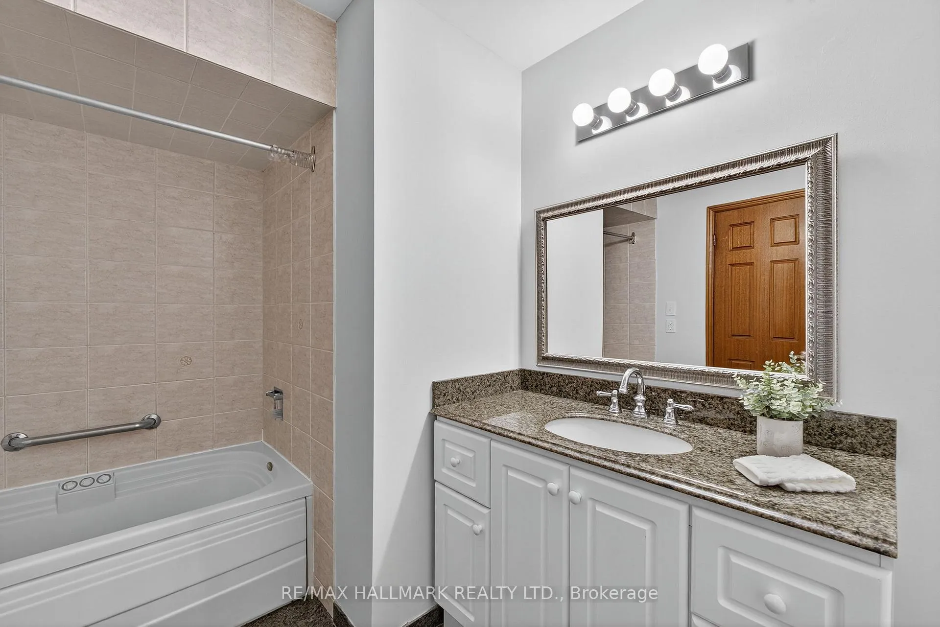 Photo 35 of 101 Embassy Drive, Vaughan, East Woodbridge — HOMEH