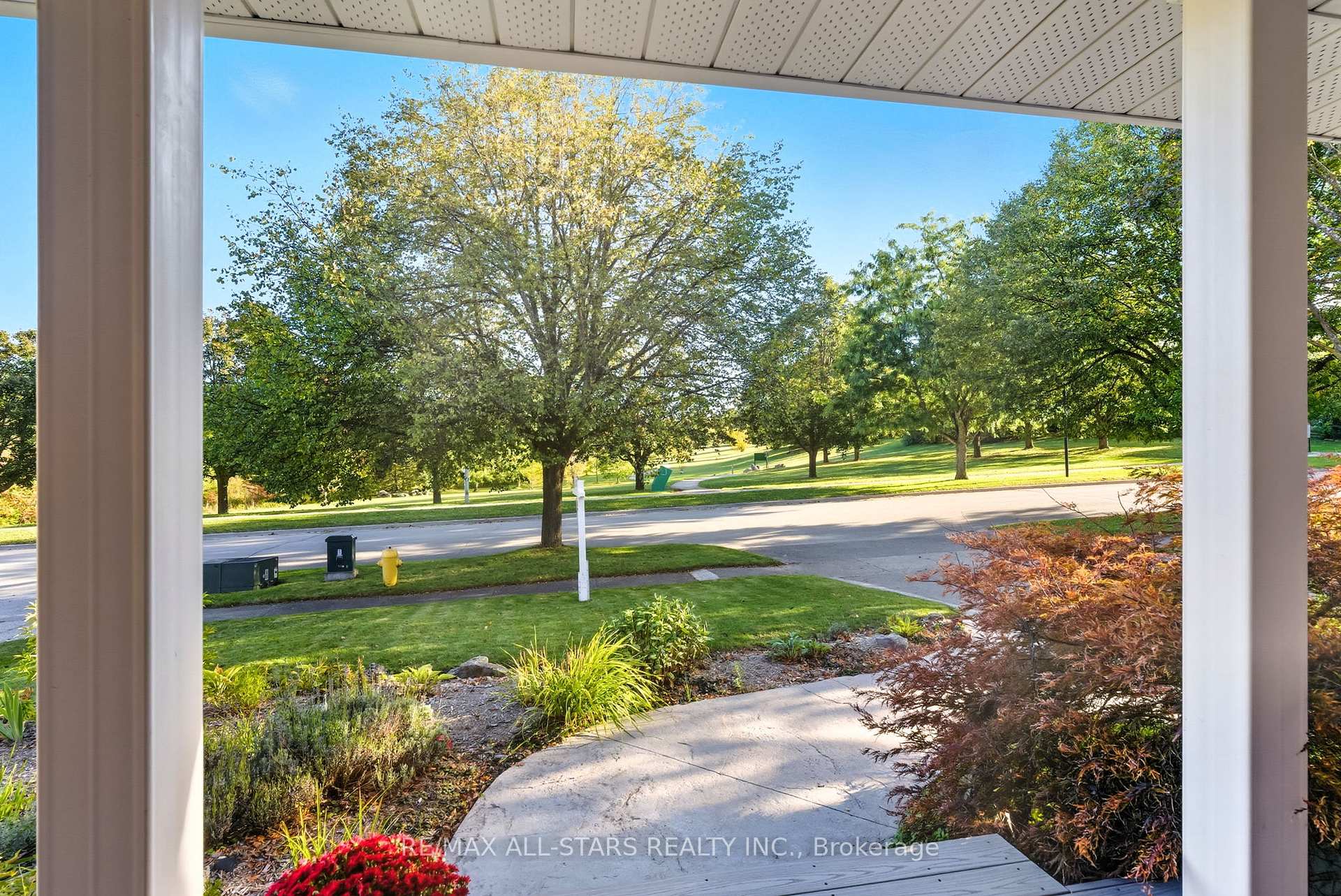 Photo 4 of 23 Bolton Drive, Uxbridge — HOMEH
