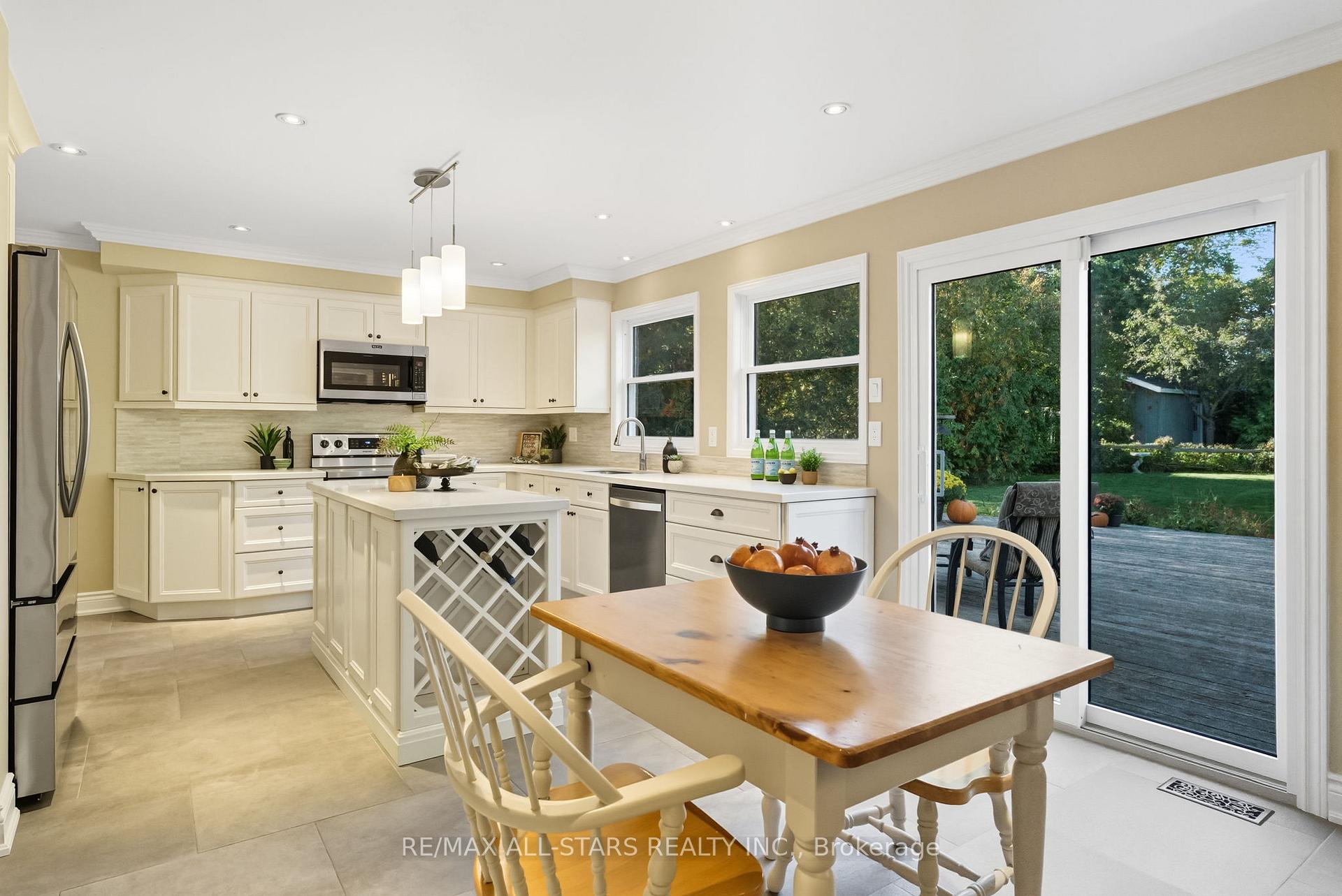 Photo 5 of 23 Bolton Drive, Uxbridge — HOMEH