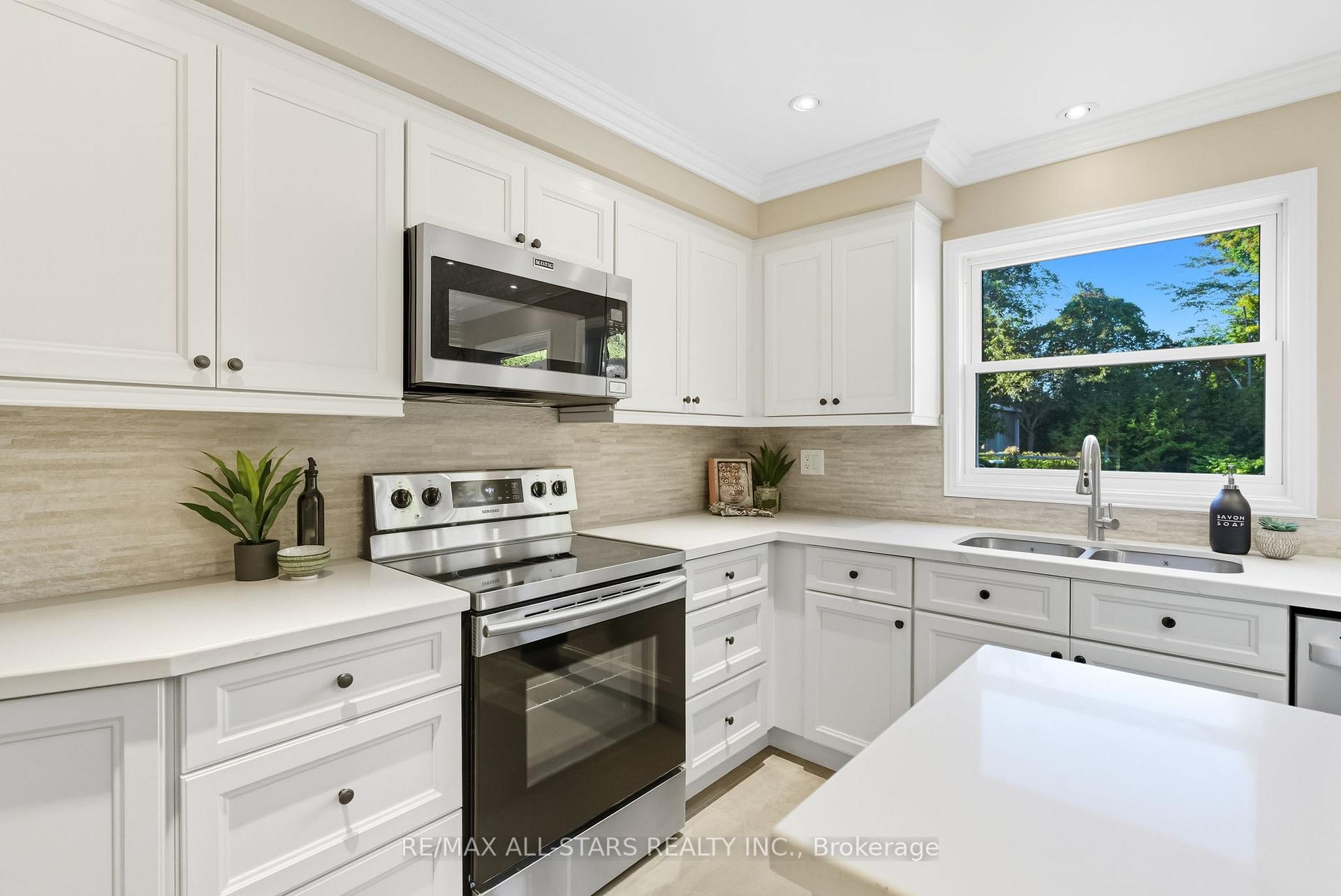 Photo 8 of 23 Bolton Drive, Uxbridge — HOMEH