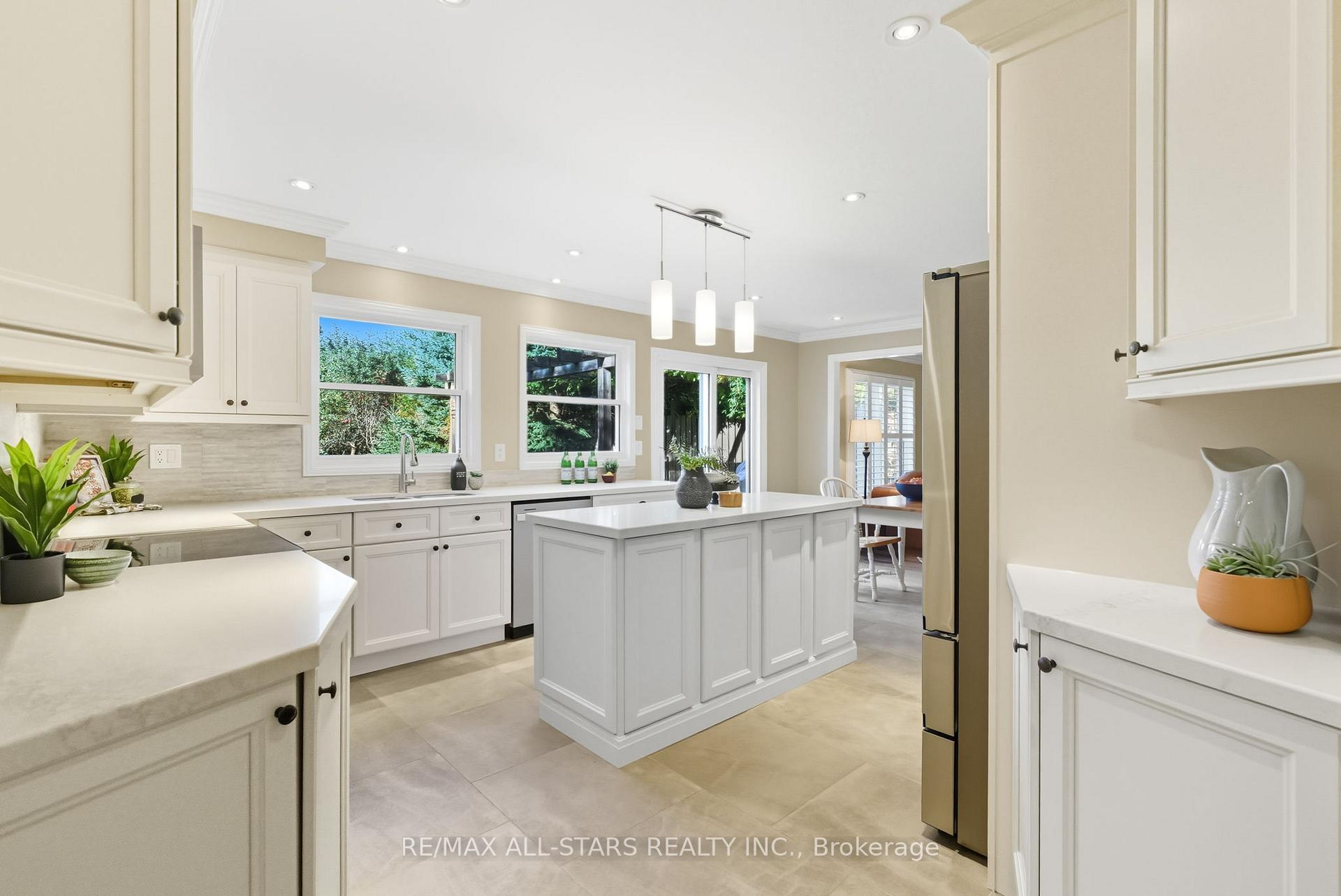 Photo 10 of 23 Bolton Drive, Uxbridge — HOMEH