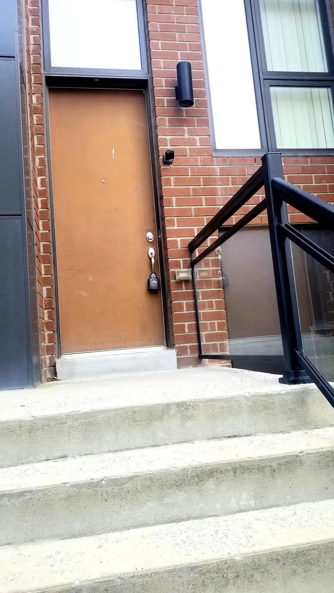 Photo 2 of 48 Crestridge Drive, Vaughan, Patterson — HOMEH