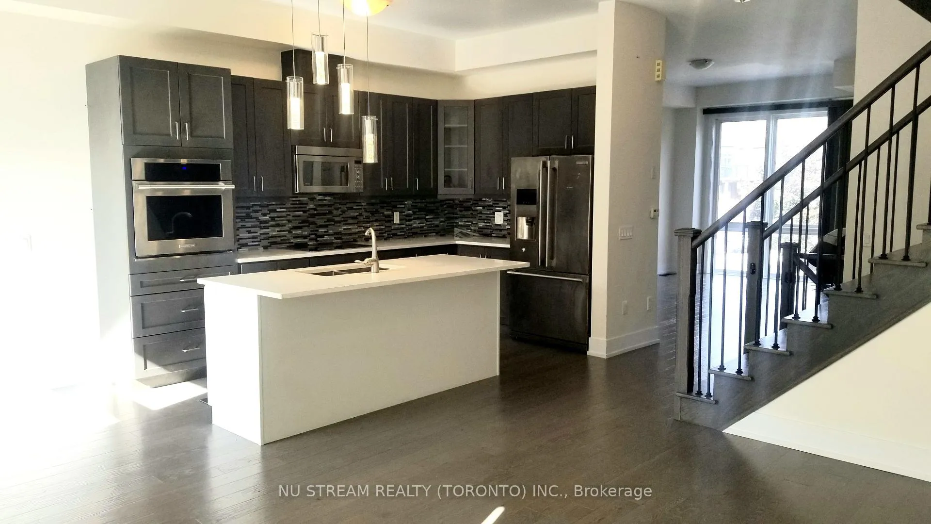 Photo 3 of 48 Crestridge Drive, Vaughan, Patterson — HOMEH