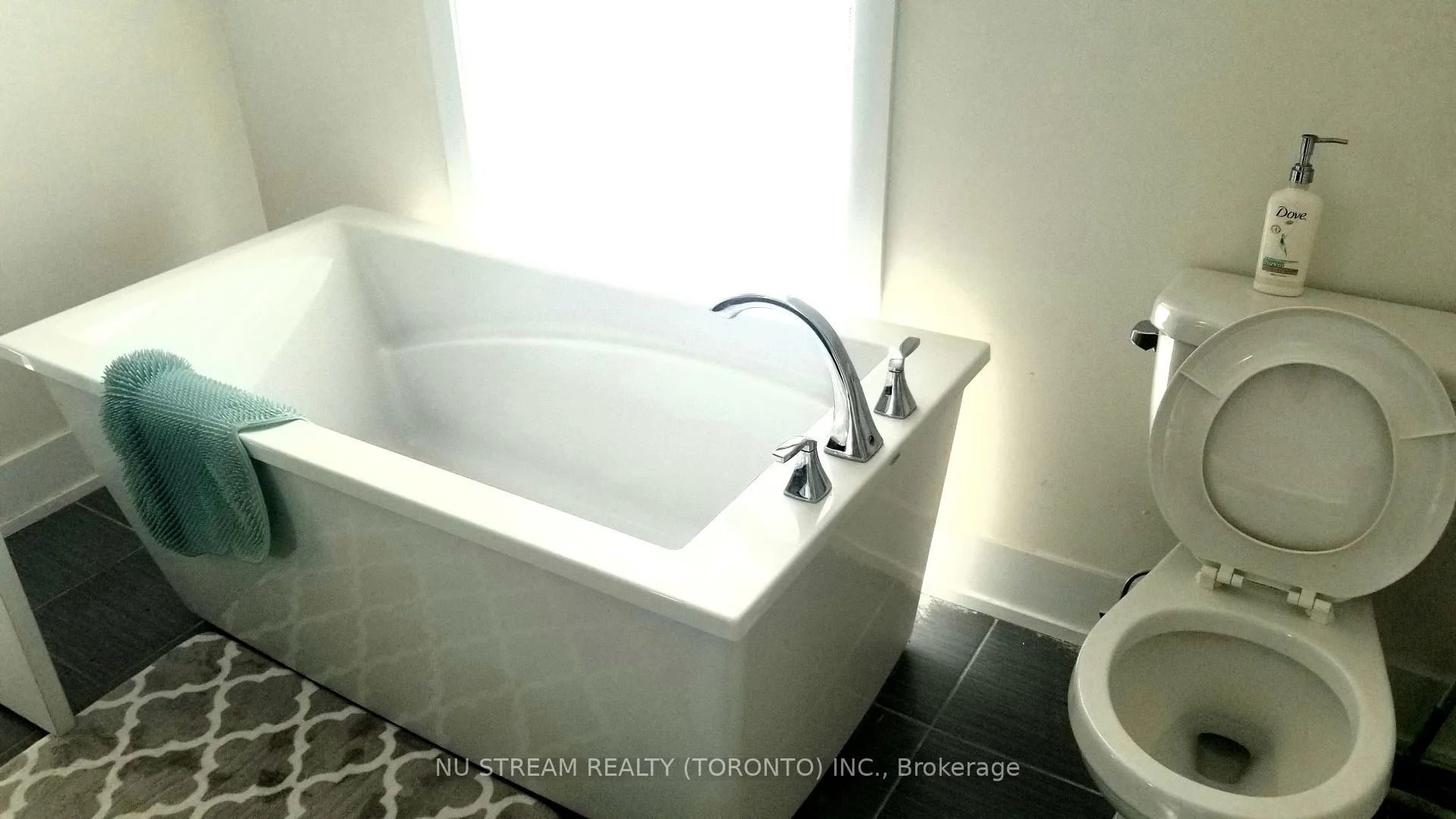 Photo 7 of 48 Crestridge Drive, Vaughan, Patterson — HOMEH