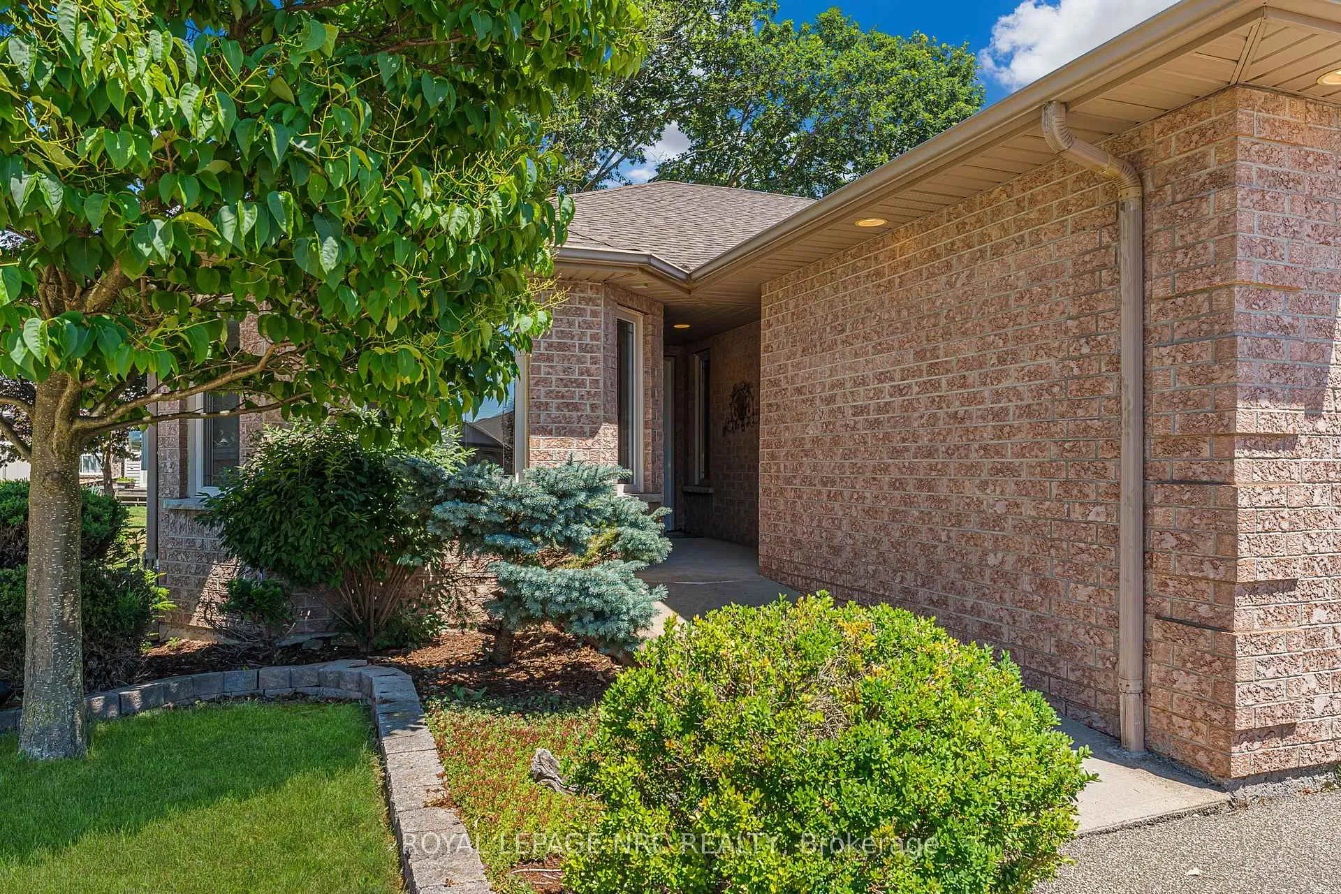 Photo 3 of 48 Bridgewater Court, Welland, N. Welland — HOMEH