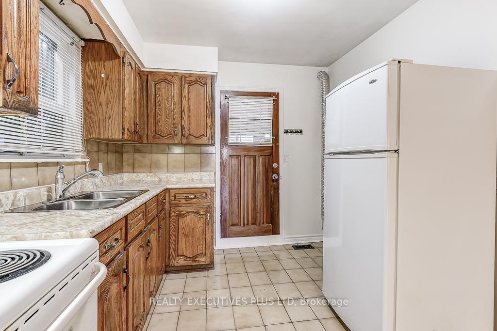 Photo 14 of 568 Rogers Road, Toronto, Keelesdale-Eglinton West — HOMEH