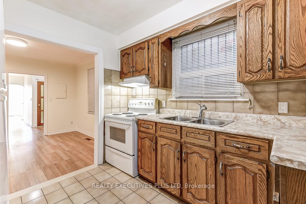 Photo 15 of 568 Rogers Road, Toronto, Keelesdale-Eglinton West — HOMEH