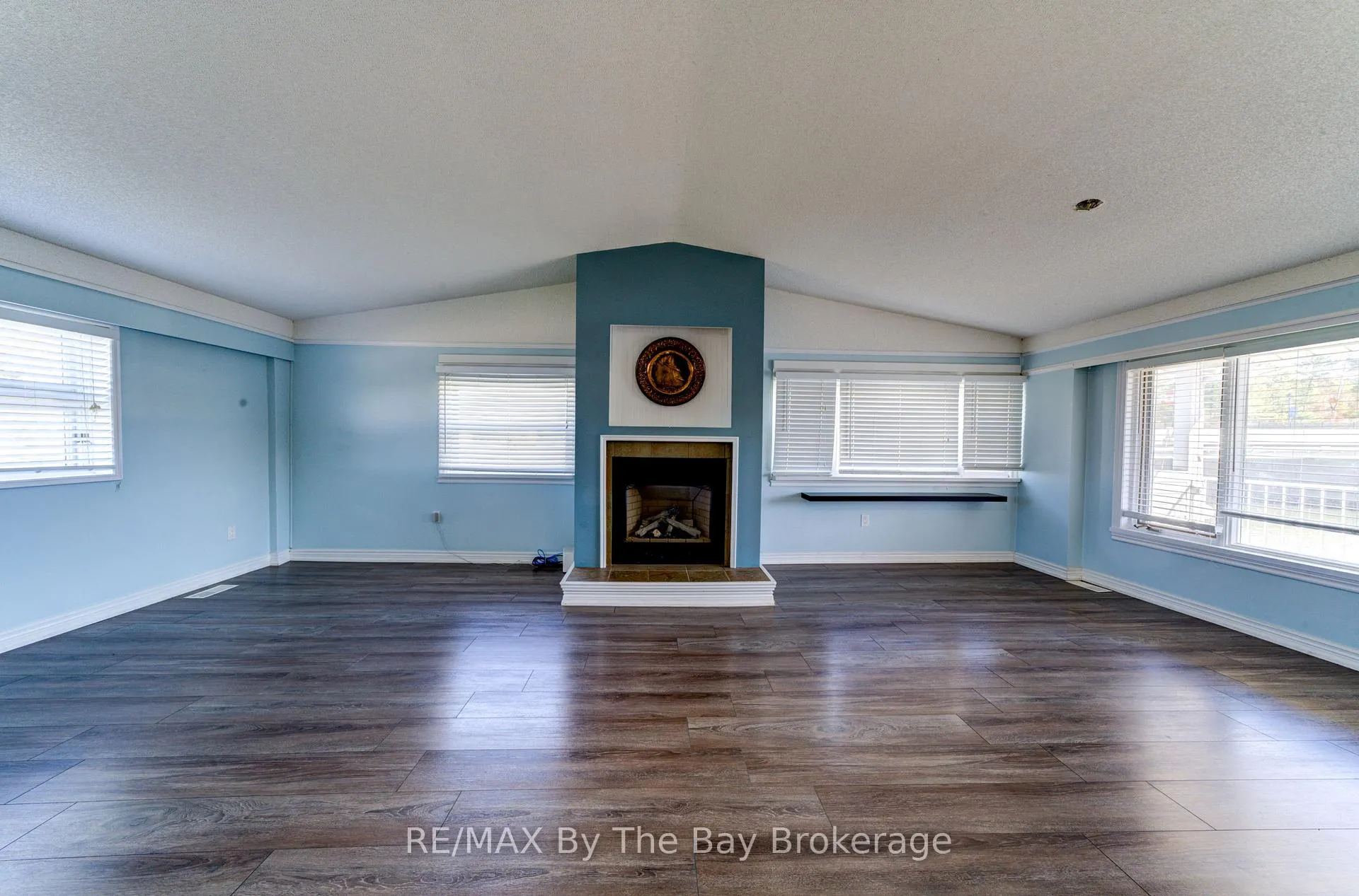 Photo 6 of 15 Willow Street, Wasaga Beach — HOMEH