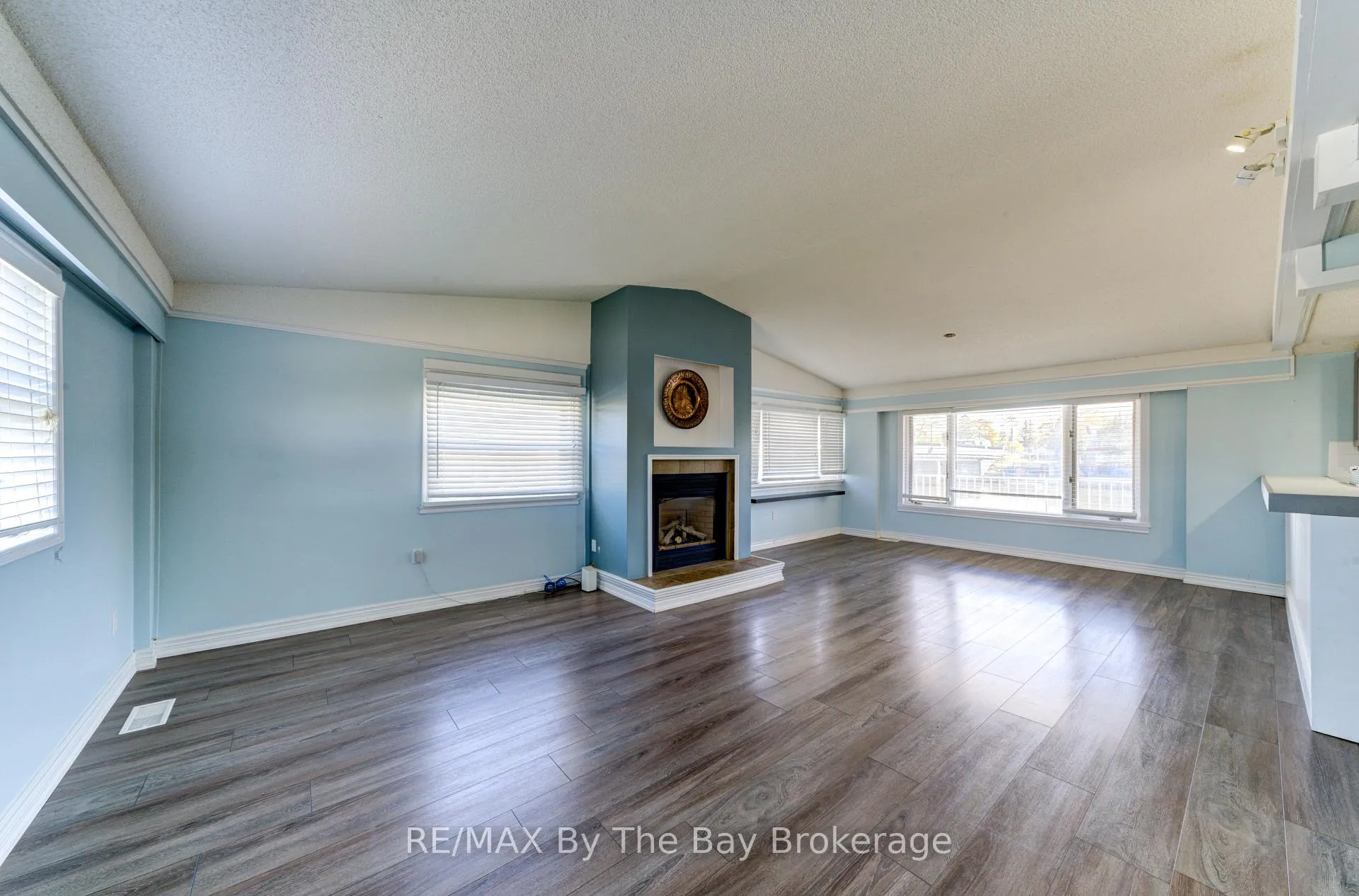 Photo 7 of 15 Willow Street, Wasaga Beach — HOMEH