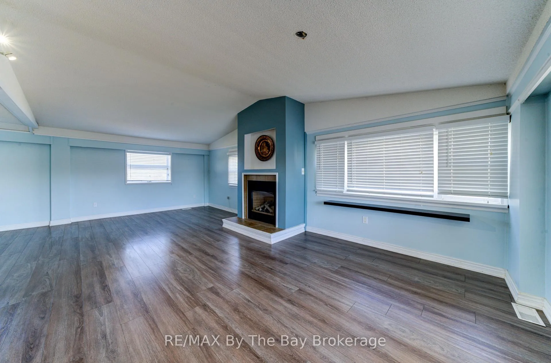 Photo 8 of 15 Willow Street, Wasaga Beach — HOMEH