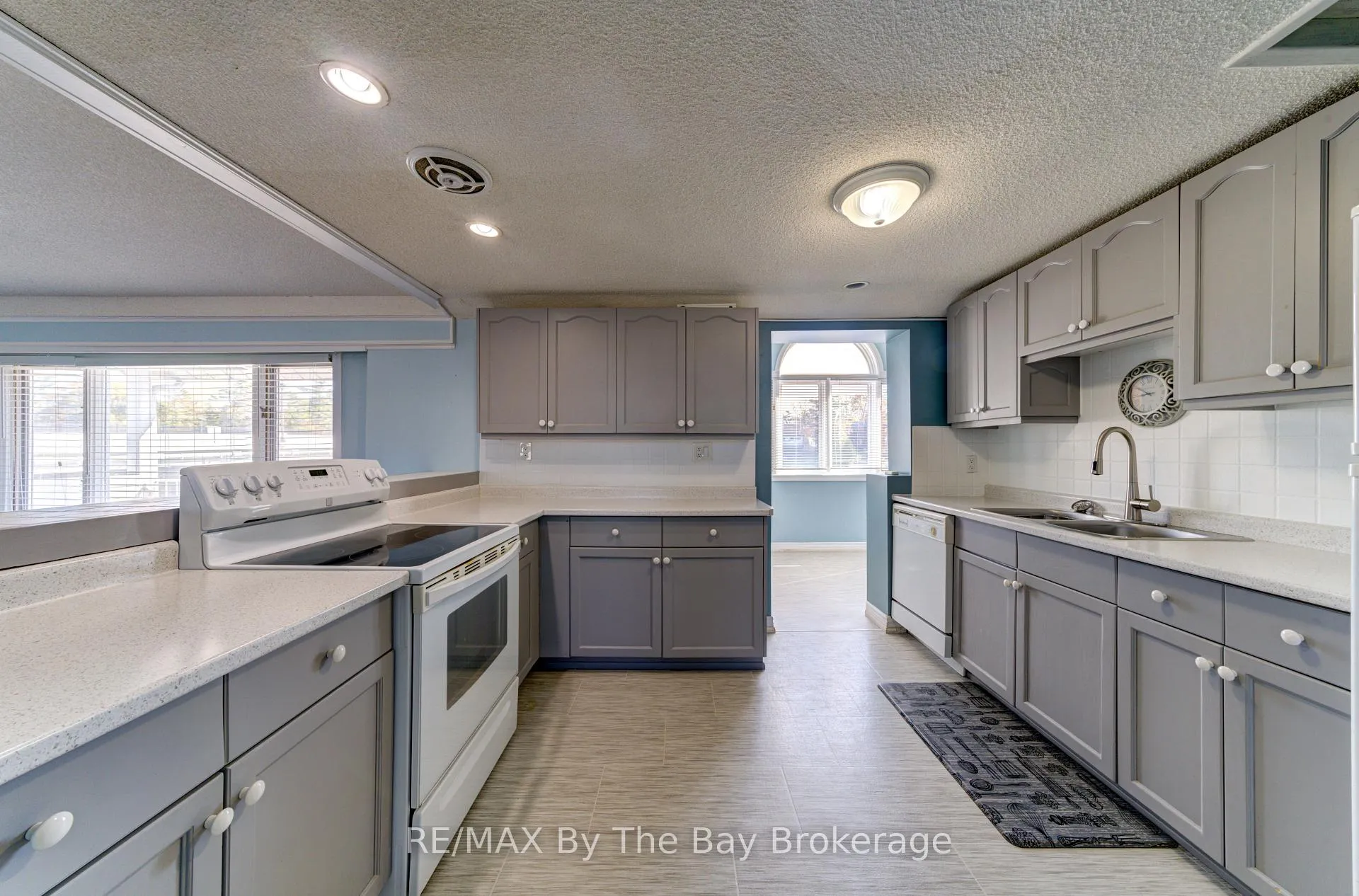 Photo 13 of 15 Willow Street, Wasaga Beach — HOMEH