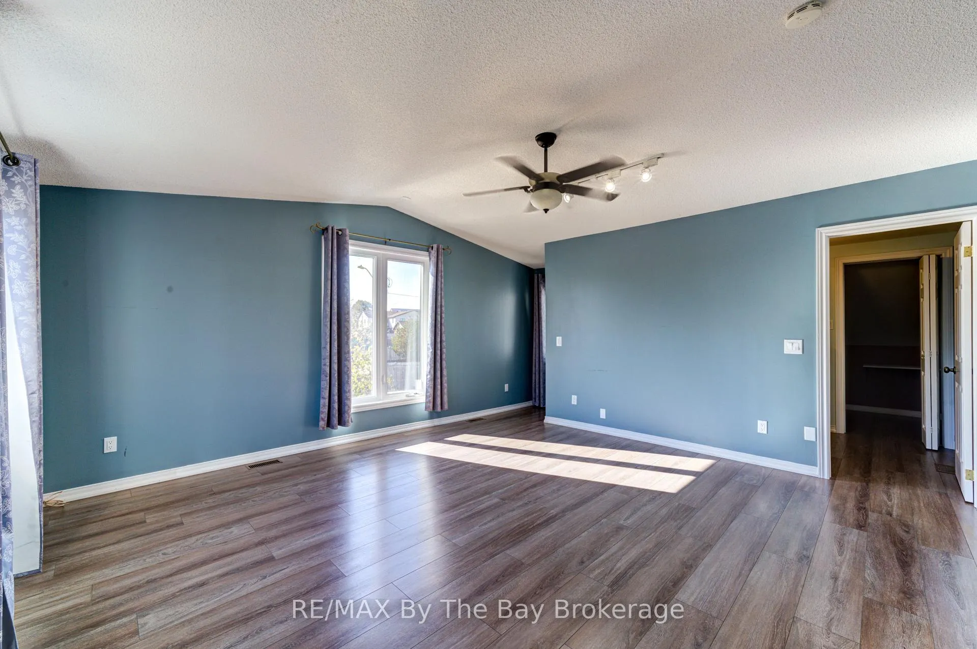 Photo 22 of 15 Willow Street, Wasaga Beach — HOMEH