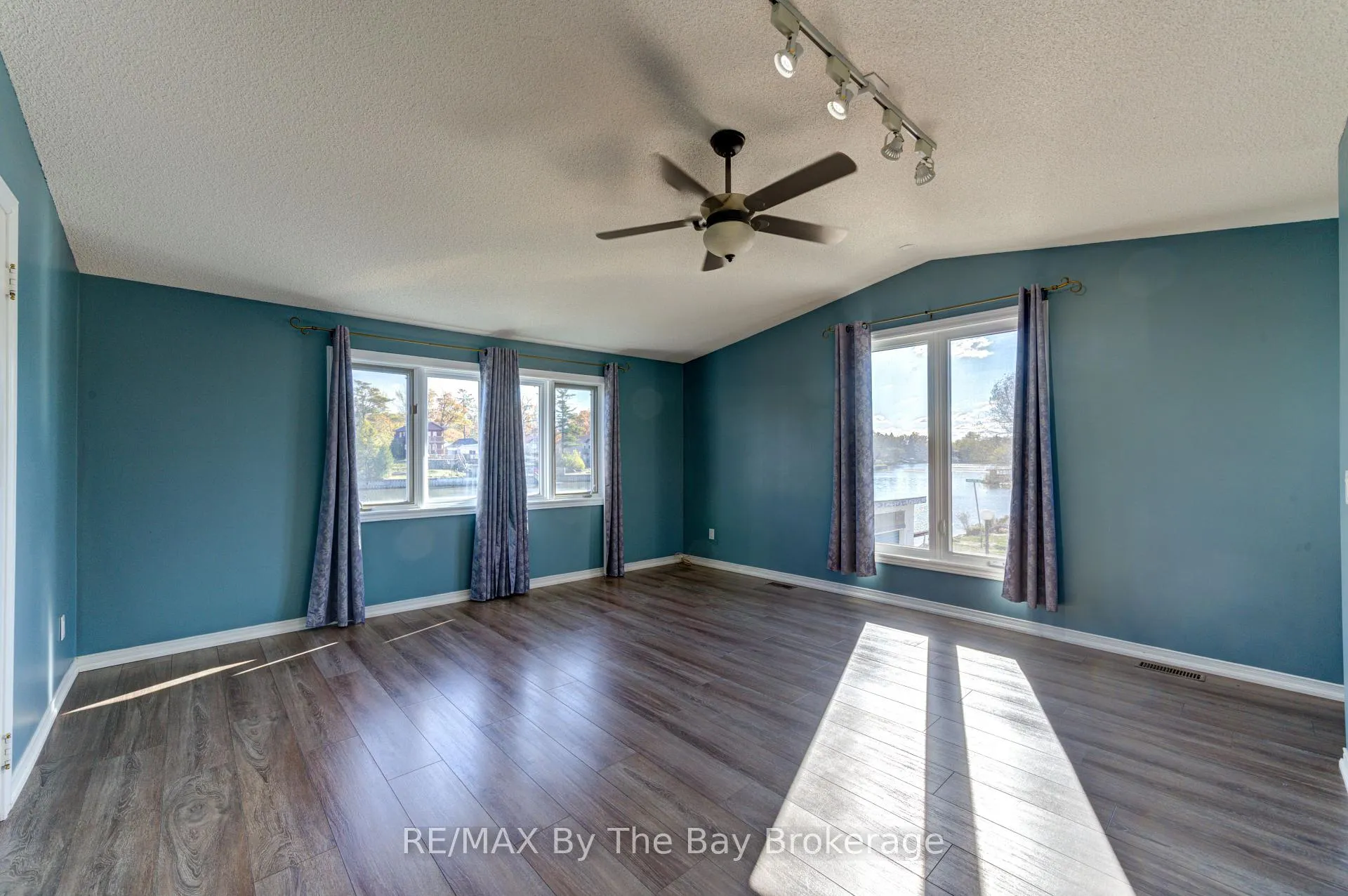Photo 23 of 15 Willow Street, Wasaga Beach — HOMEH