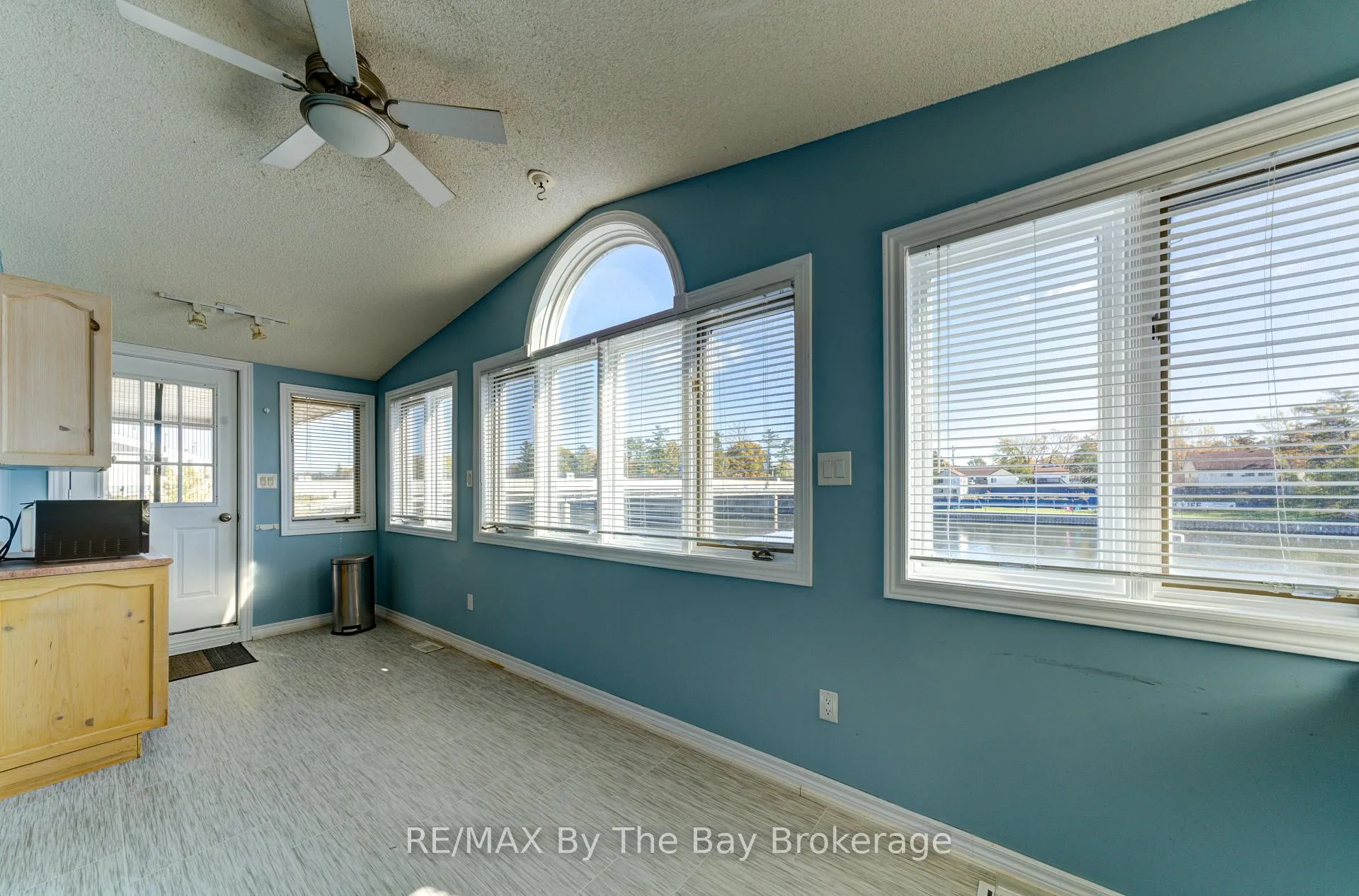 Photo 32 of 15 Willow Street, Wasaga Beach — HOMEH