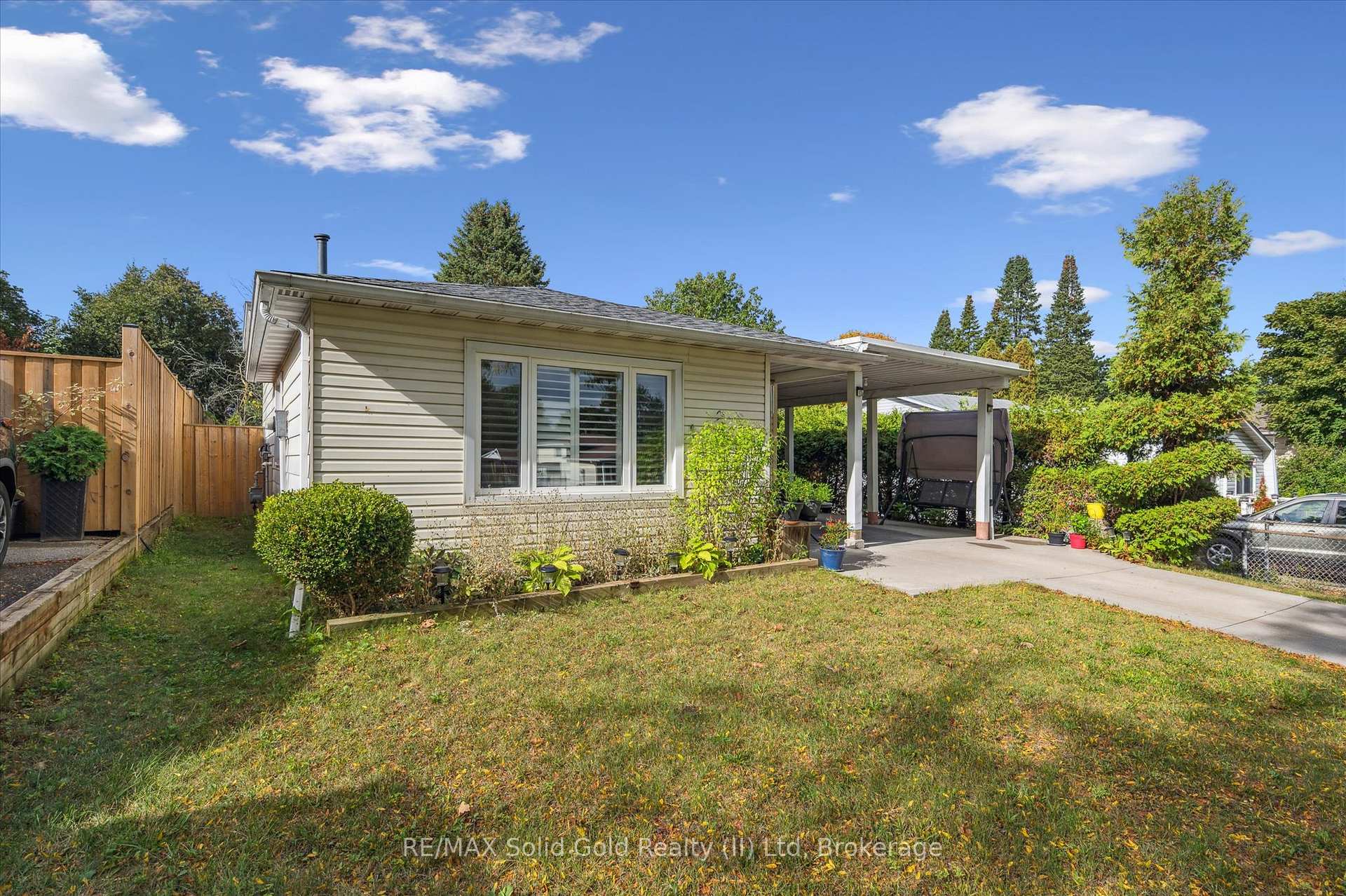 Photo 4 of 85 Christopher Drive, Waterloo — HOMEH