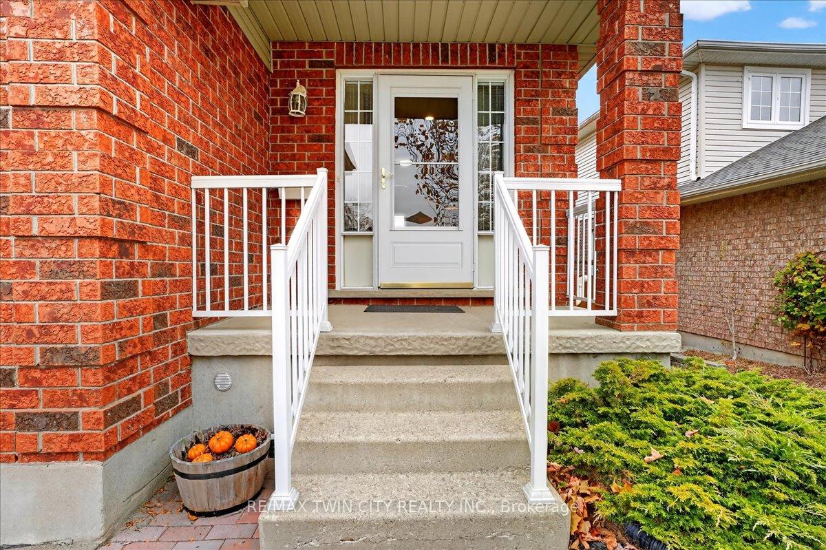 Photo 6 of 166 Bridgewater Crescent, Waterloo — HOMEH