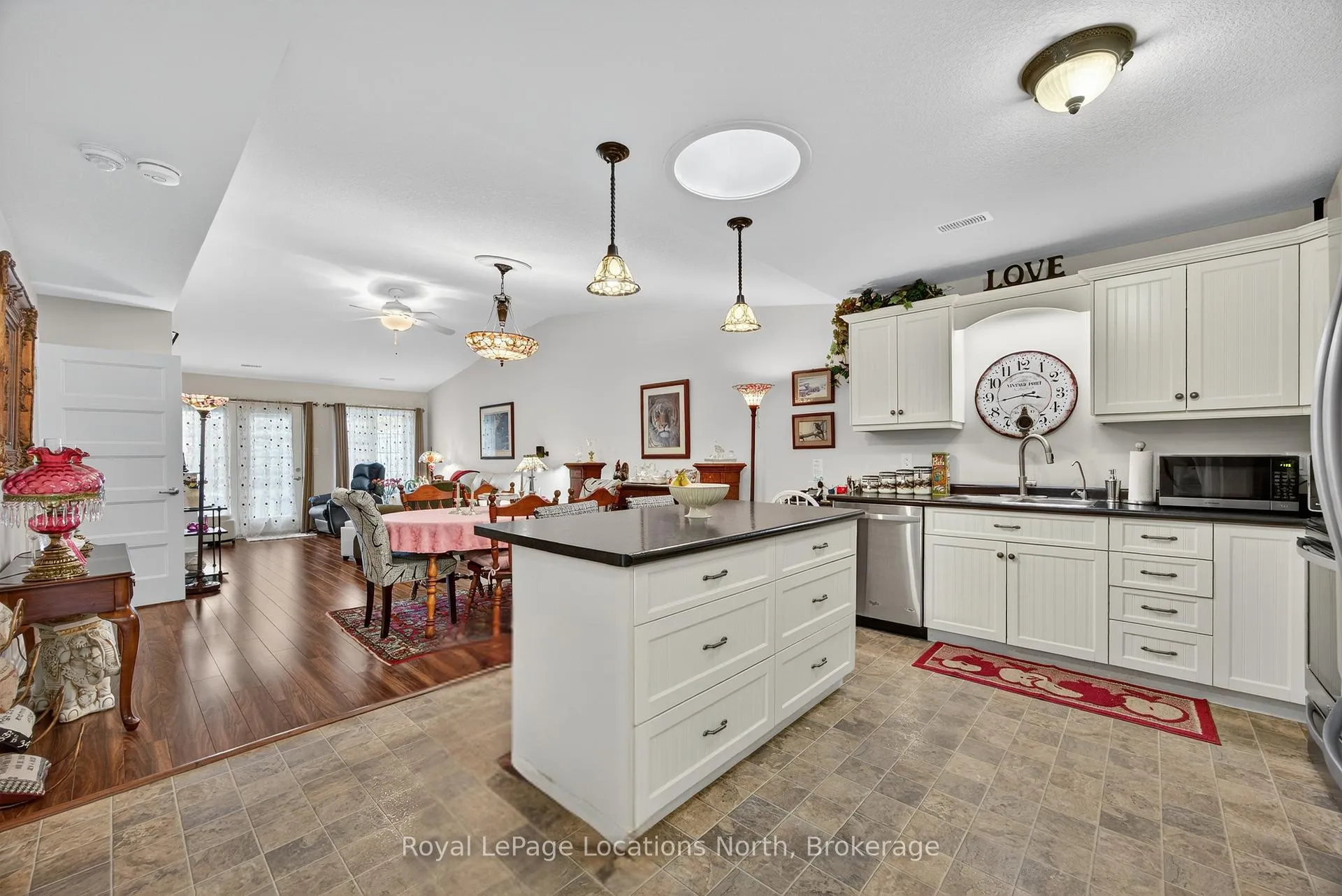 Photo 2 of 19 Chestnut Lane, Wasaga Beach — HOMEH
