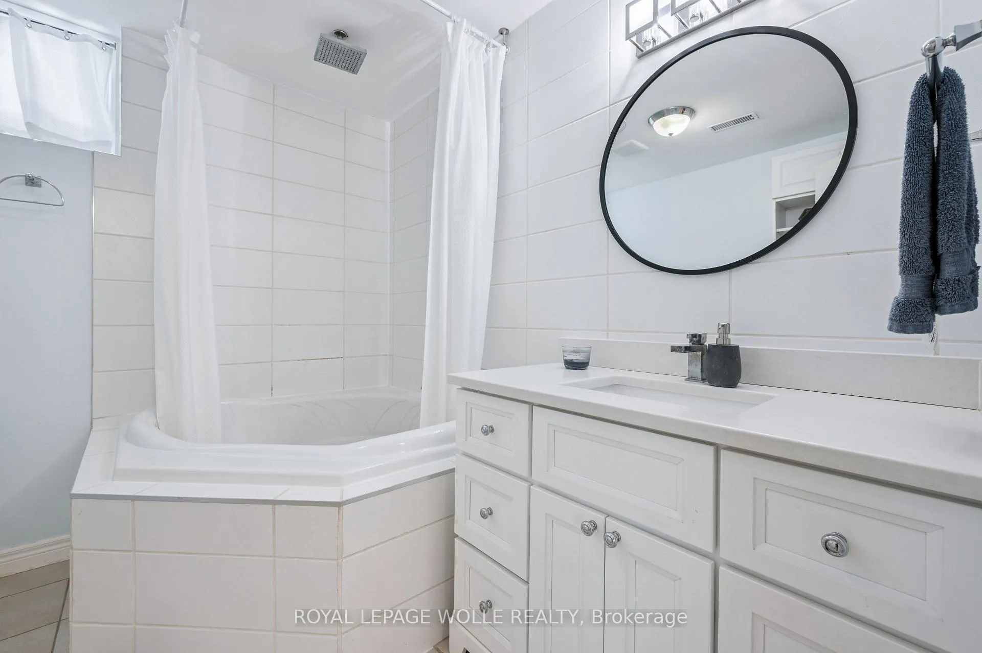 Photo 34 of 867 Creekside Drive, Waterloo — HOMEH