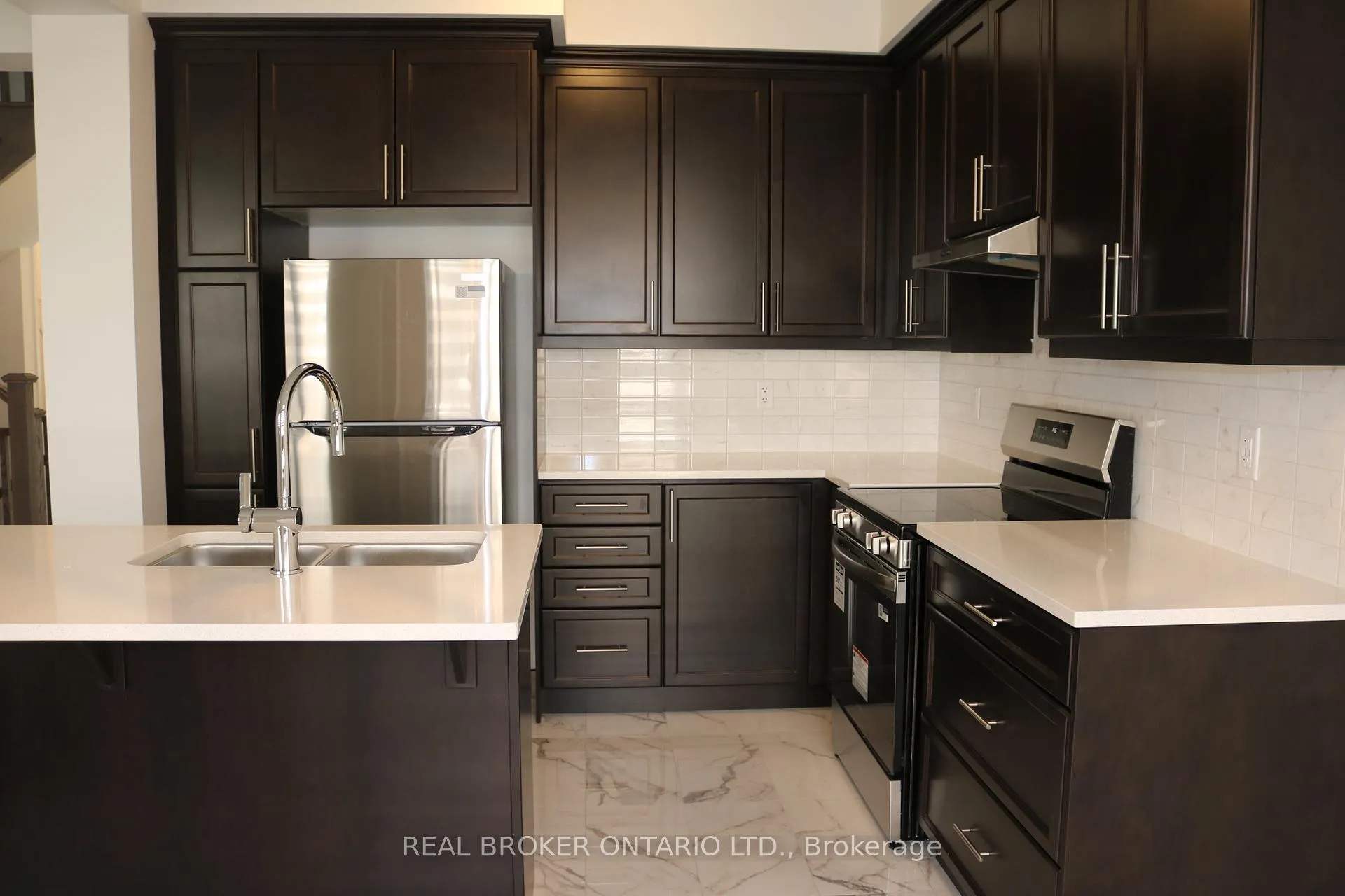 Photo 7 of 6 Vinewood Crescent, Barrie, Rural Barrie Southeast — HOMEH