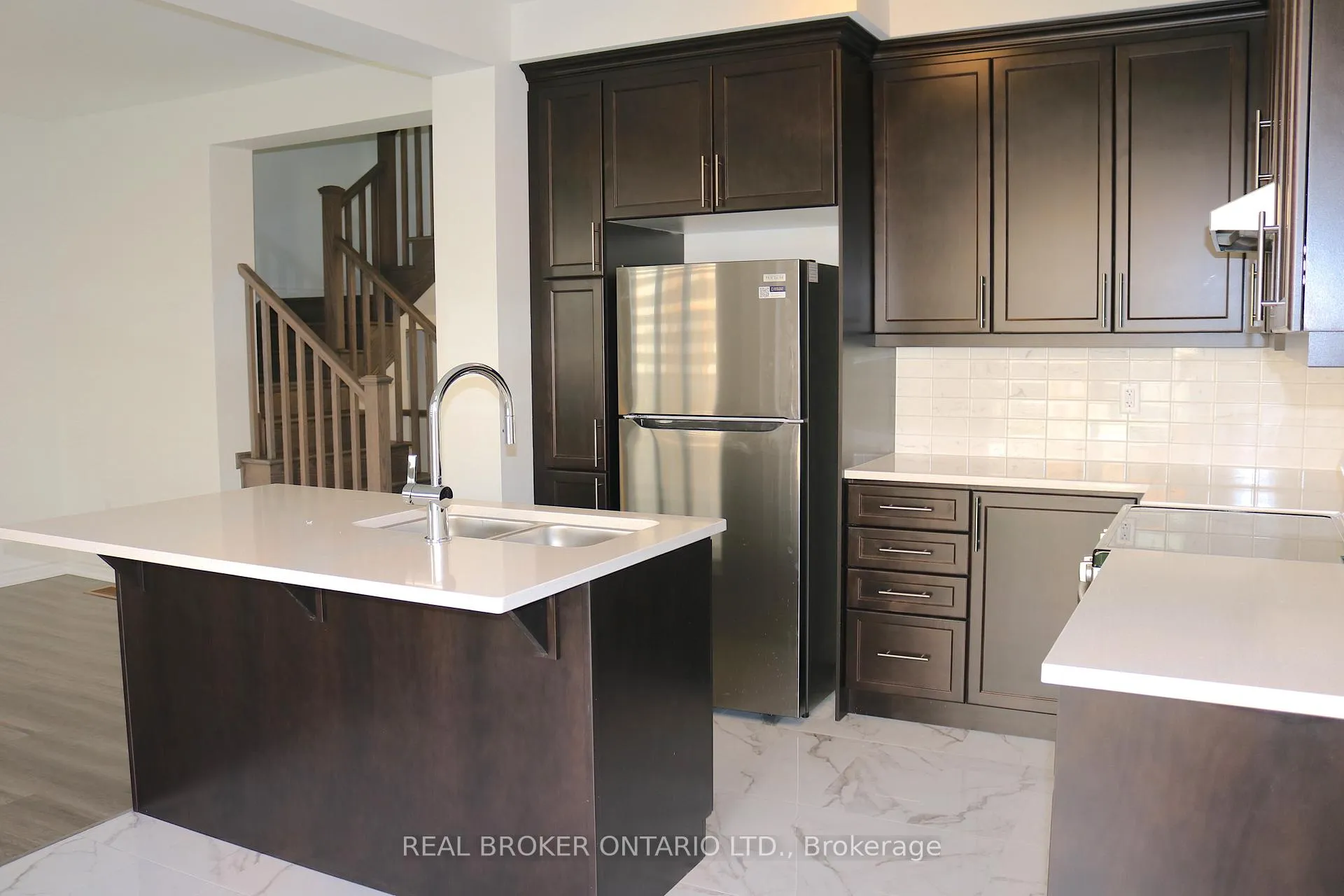 Photo 8 of 6 Vinewood Crescent, Barrie, Rural Barrie Southeast — HOMEH