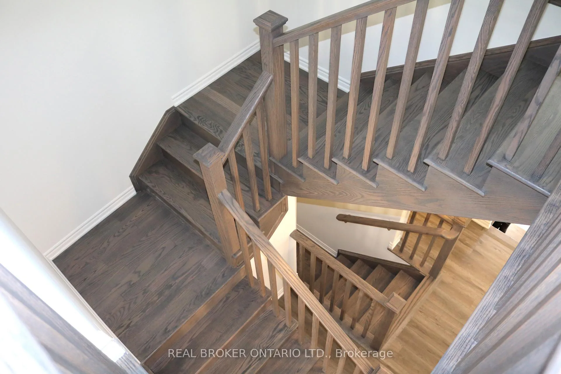 Photo 10 of 6 Vinewood Crescent, Barrie, Rural Barrie Southeast — HOMEH