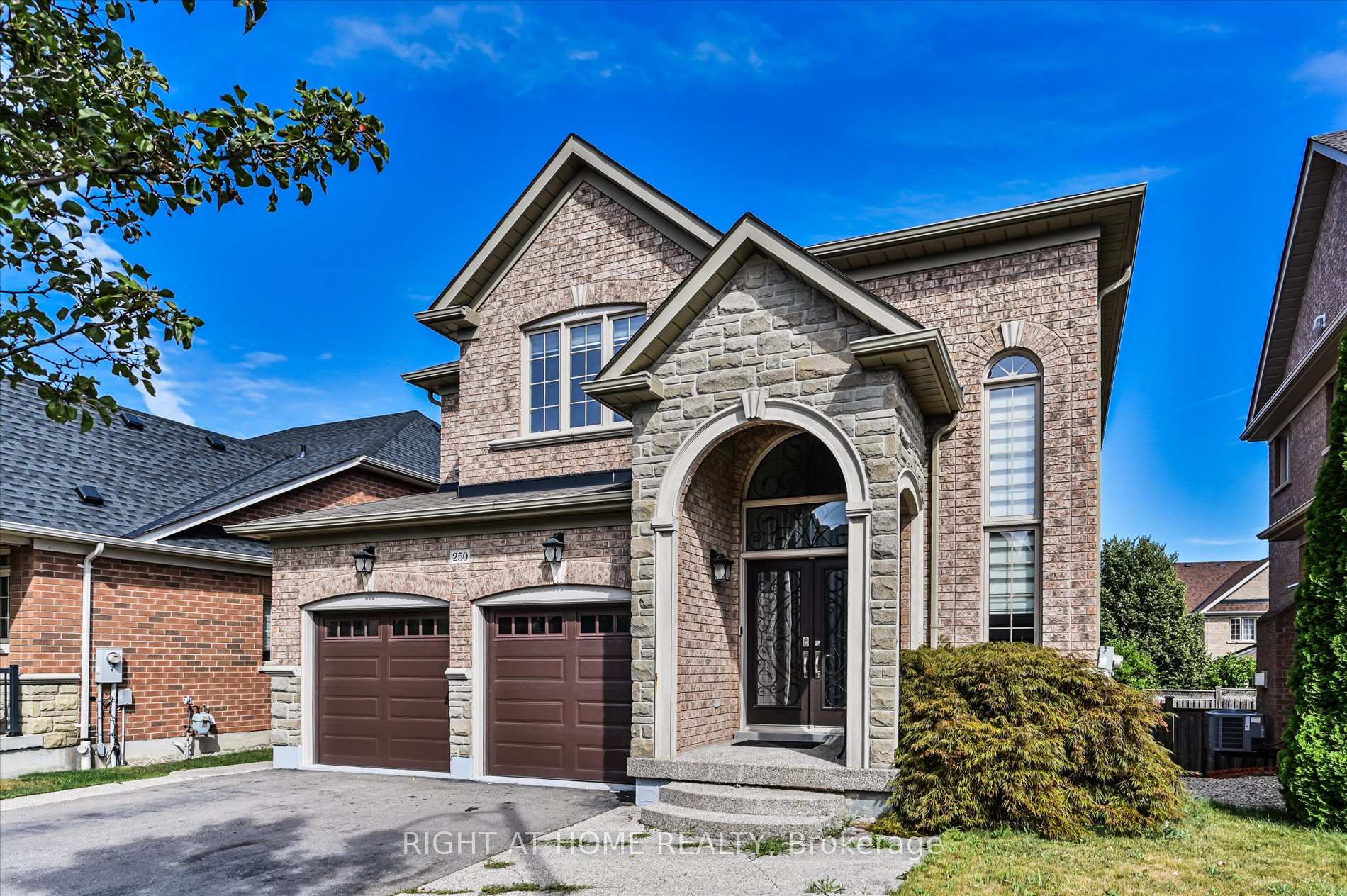 Photo 2 of 250 Rivermill Crescent, Vaughan, Patterson — HOMEH
