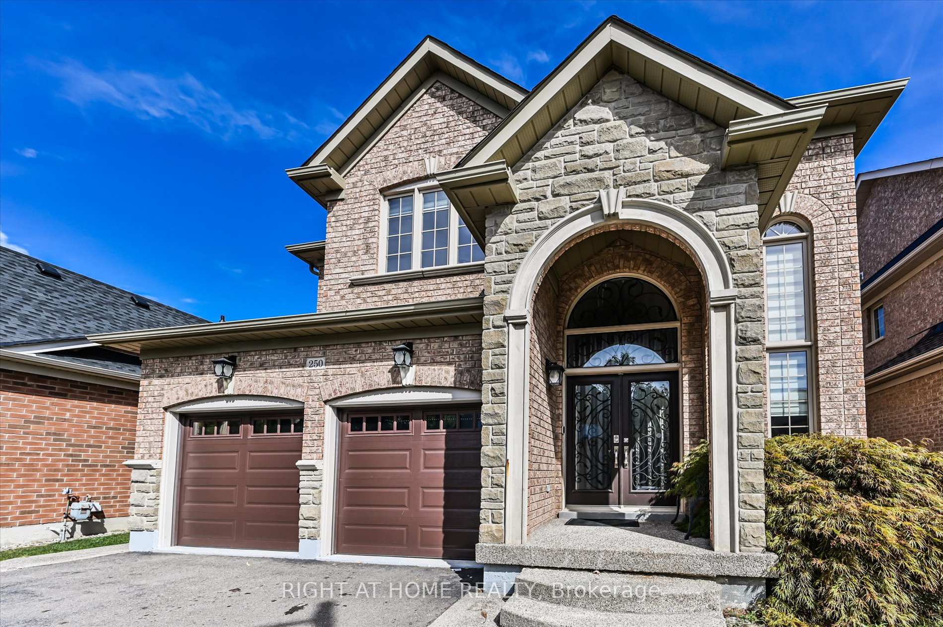 Photo 3 of 250 Rivermill Crescent, Vaughan, Patterson — HOMEH