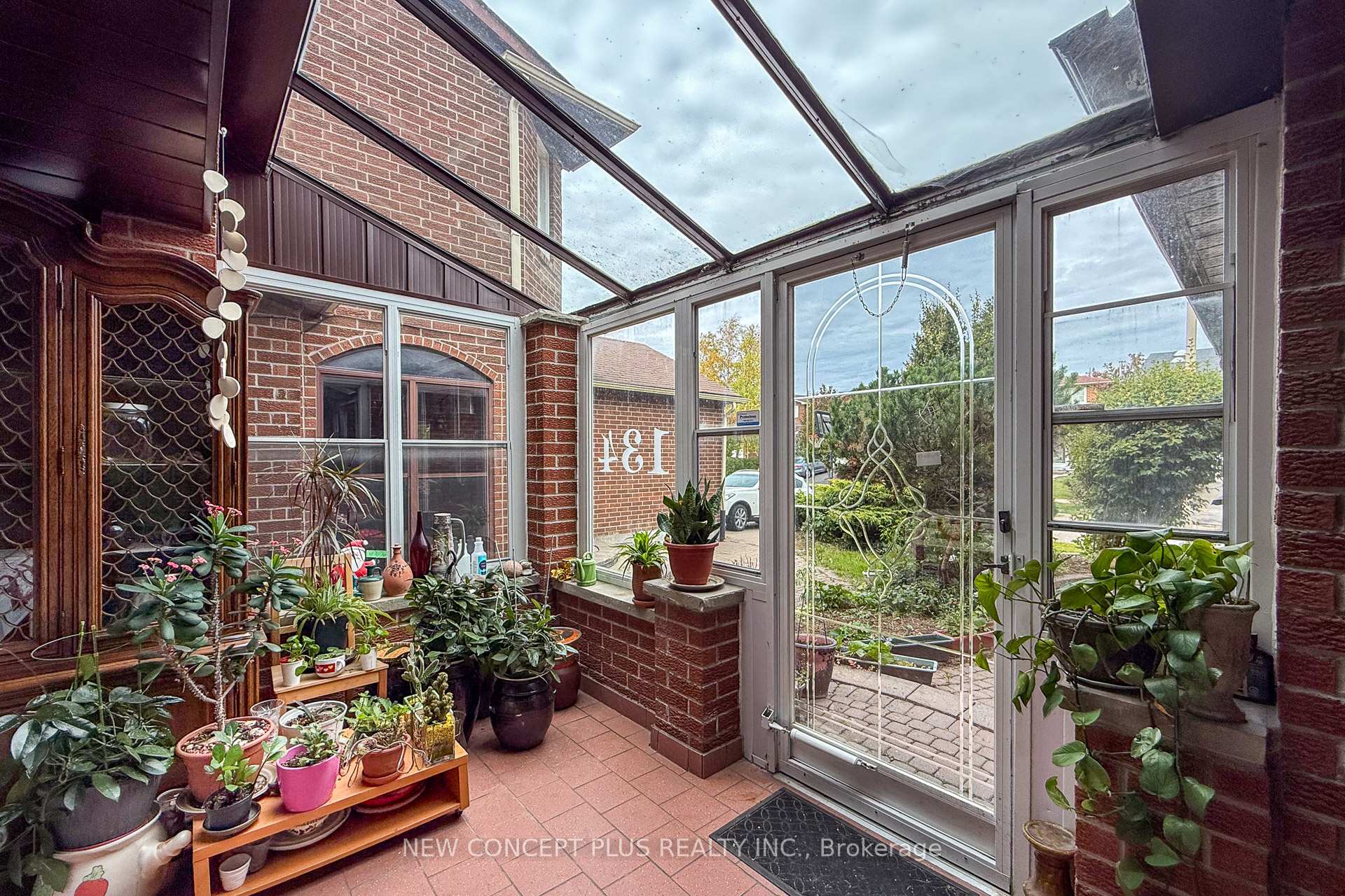 Photo 6 of 134 Mccabe Crescent, Vaughan, Lakeview Estates — HOMEH