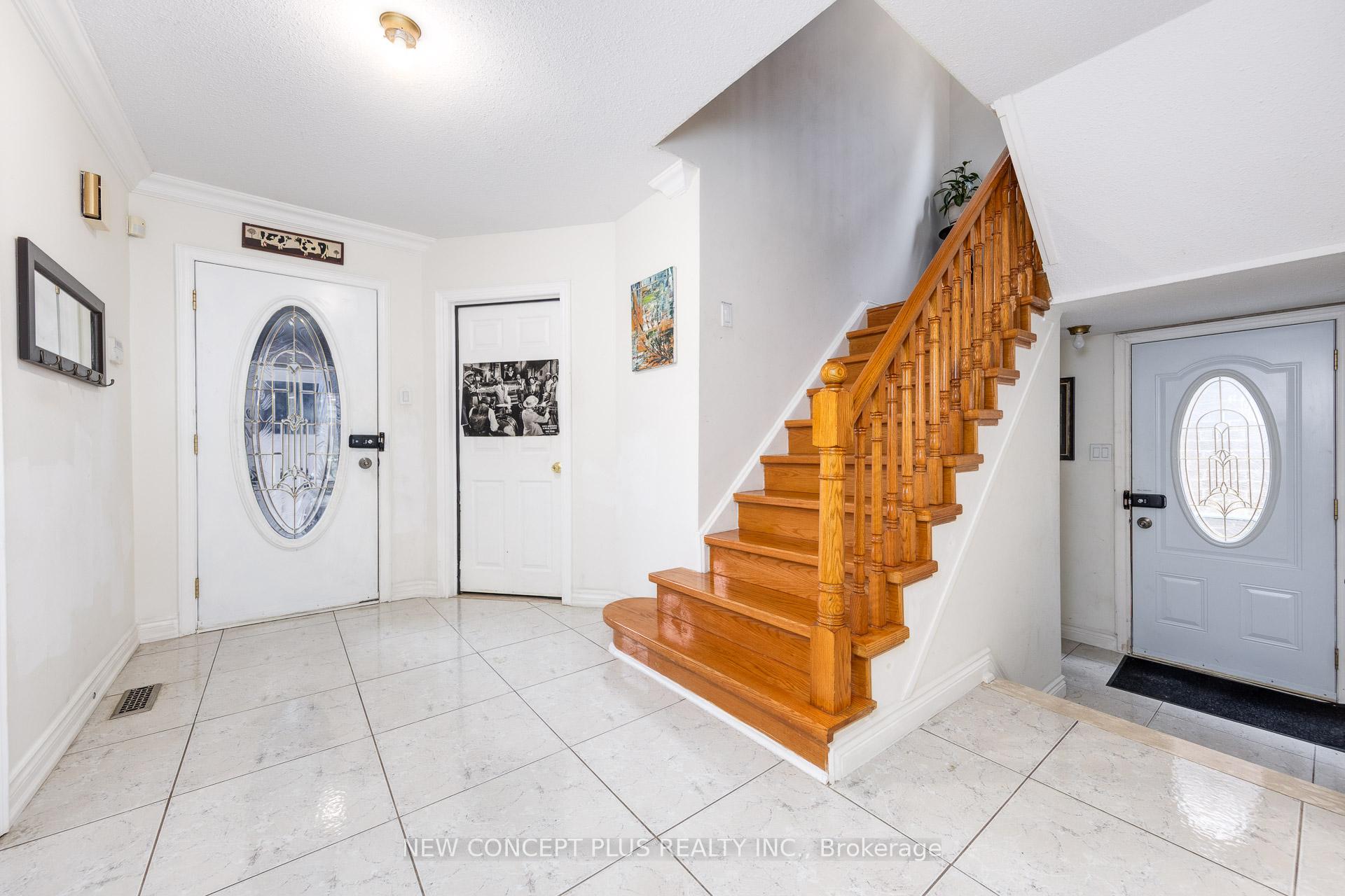 Photo 7 of 134 Mccabe Crescent, Vaughan, Lakeview Estates — HOMEH
