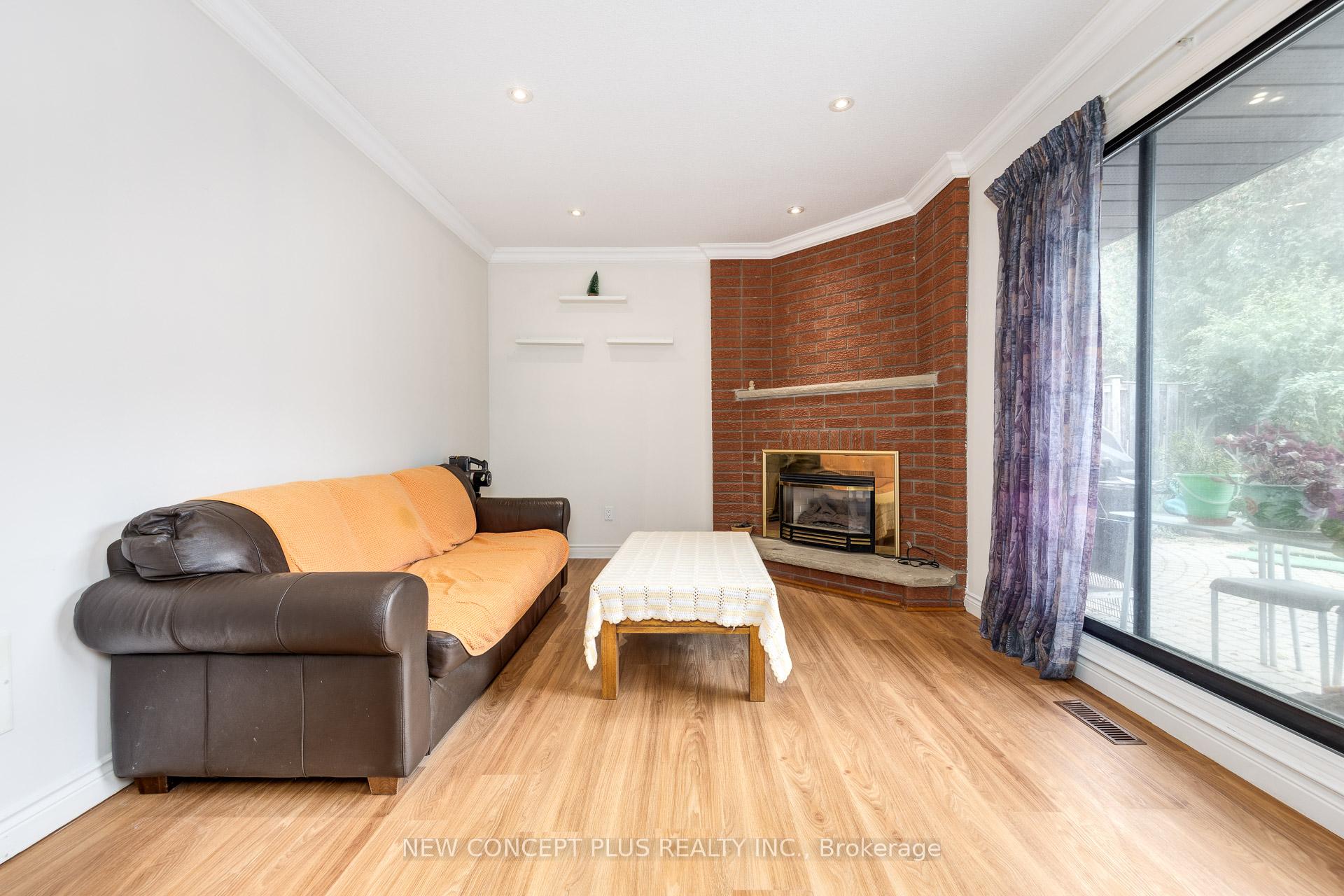 Photo 9 of 134 Mccabe Crescent, Vaughan, Lakeview Estates — HOMEH
