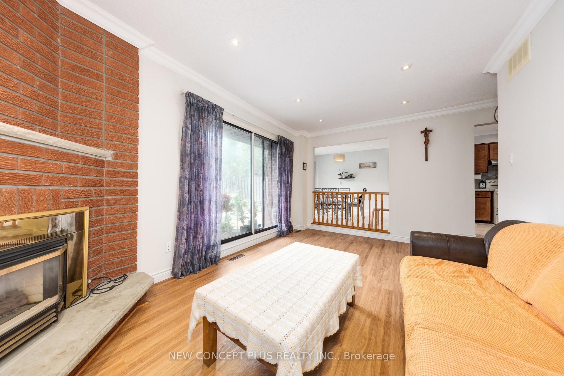 Photo 10 of 134 Mccabe Crescent, Vaughan, Lakeview Estates — HOMEH