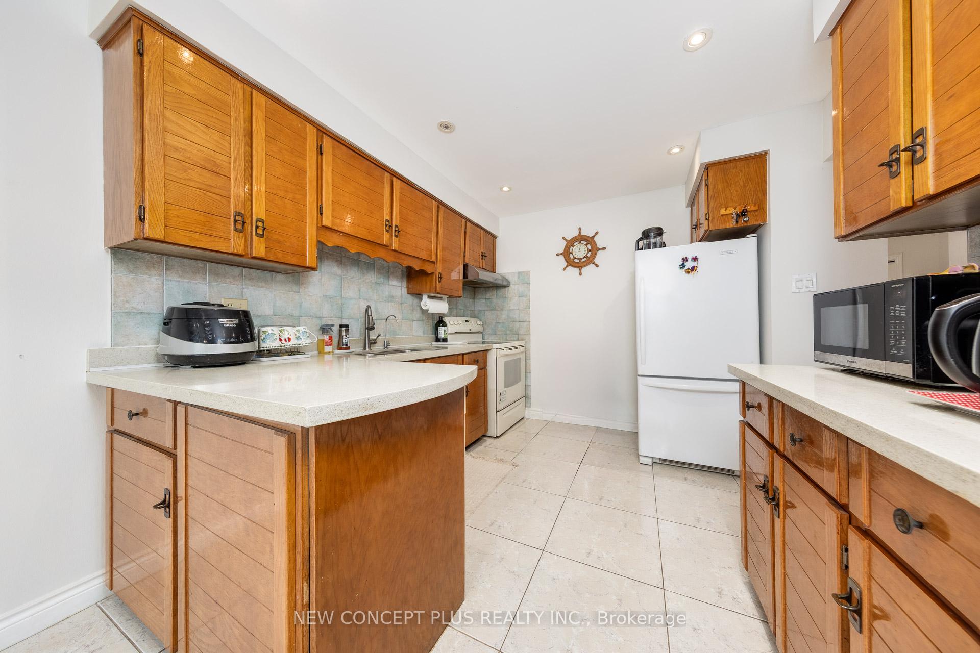 Photo 11 of 134 Mccabe Crescent, Vaughan, Lakeview Estates — HOMEH