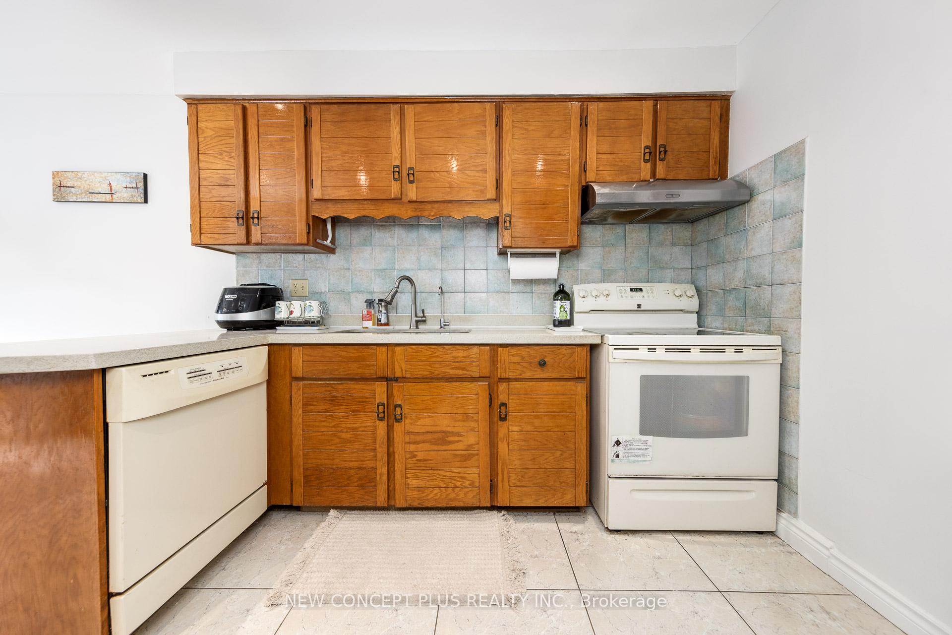 Photo 12 of 134 Mccabe Crescent, Vaughan, Lakeview Estates — HOMEH