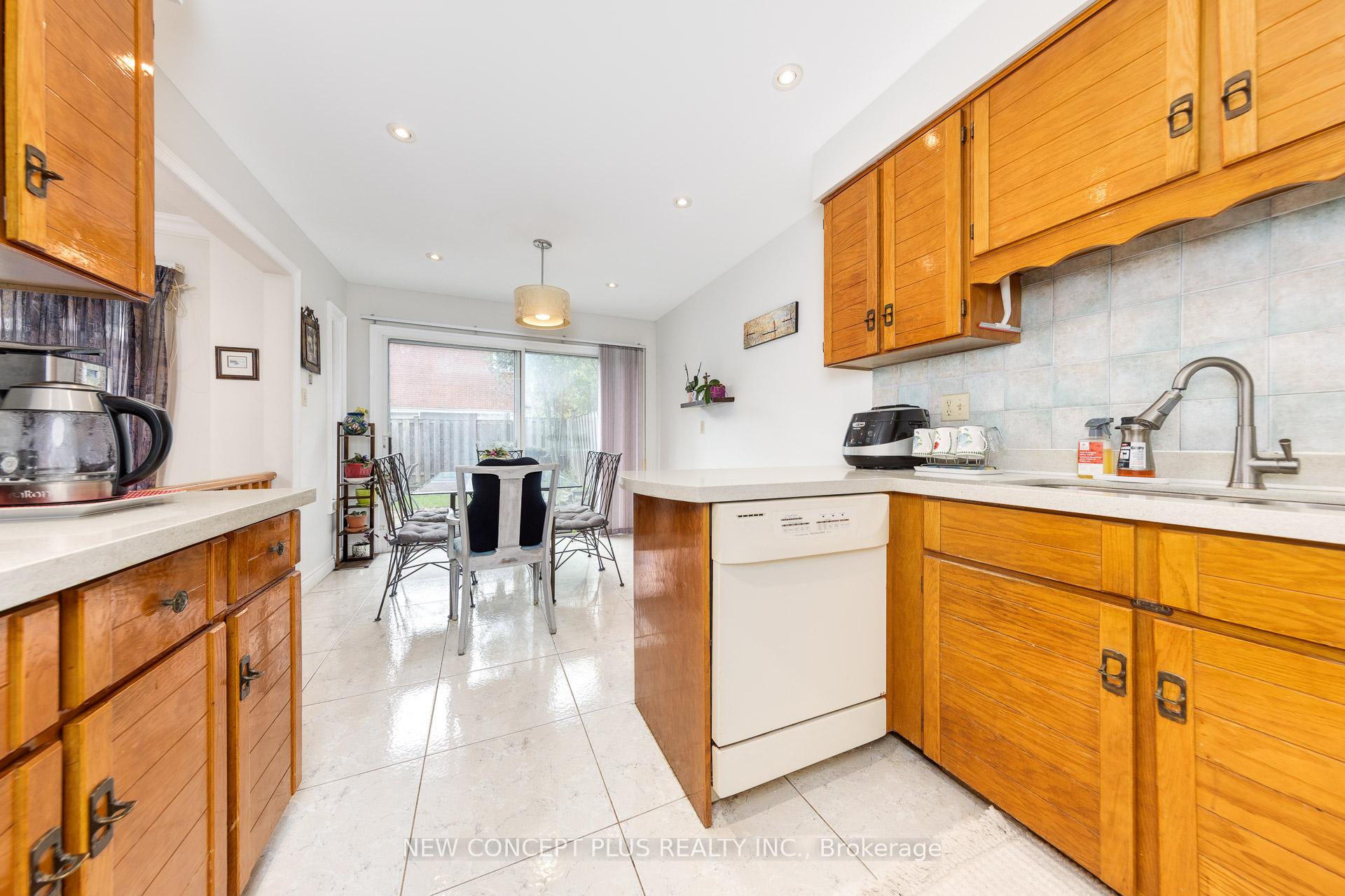 Photo 13 of 134 Mccabe Crescent, Vaughan, Lakeview Estates — HOMEH