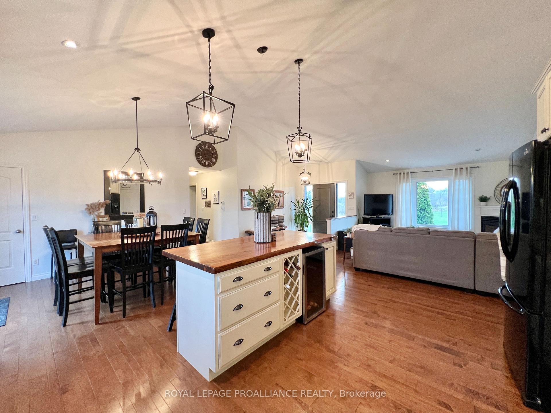 Photo 10 of 1575 Crookston Road, Tweed, Hungerford (Twp) — HOMEH