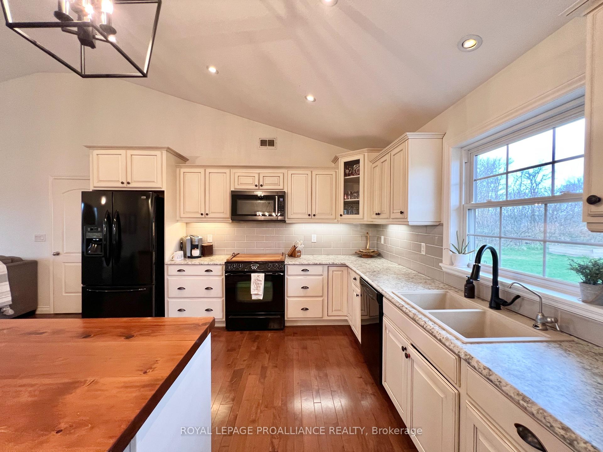 Photo 11 of 1575 Crookston Road, Tweed, Hungerford (Twp) — HOMEH