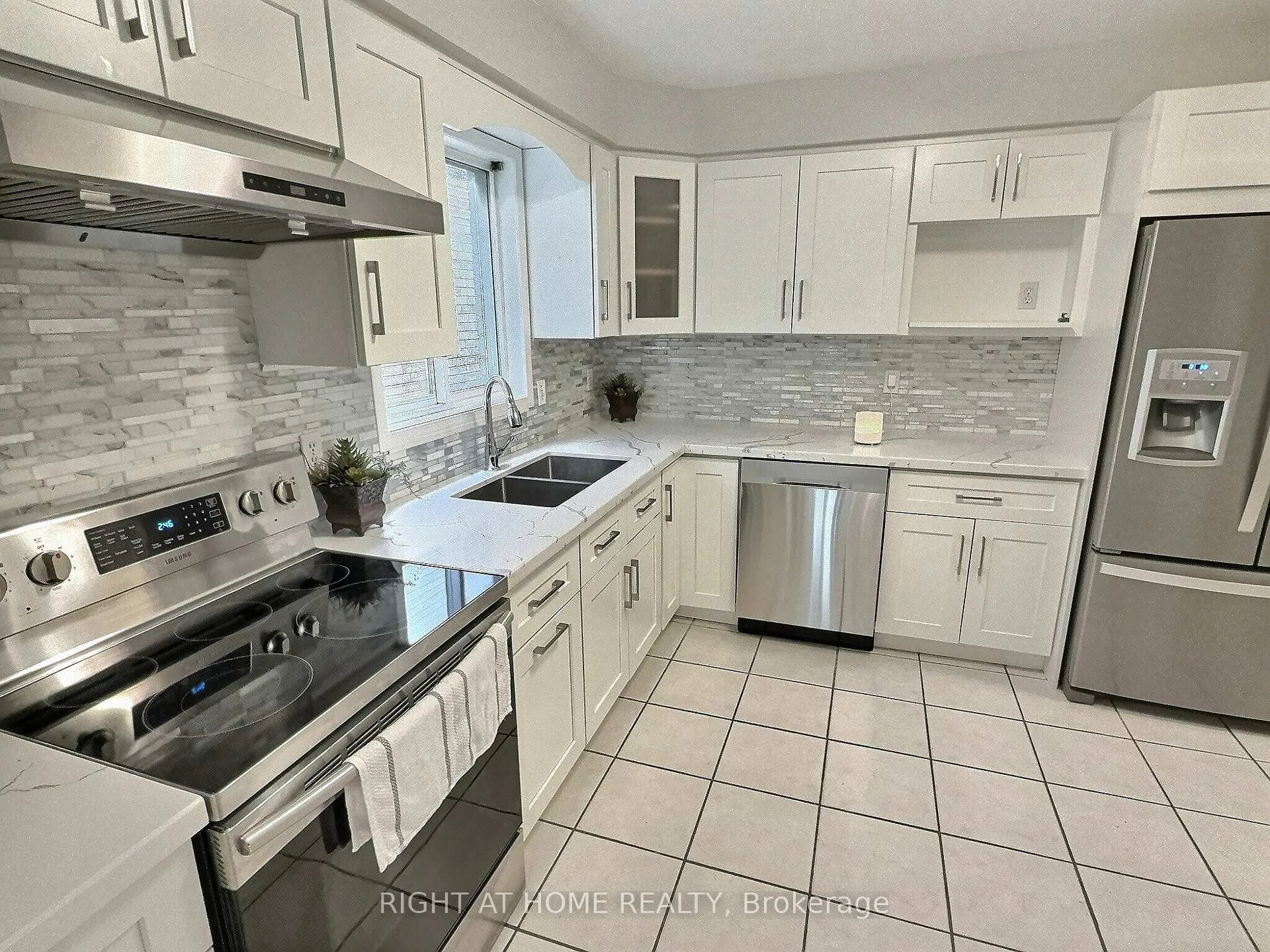 Photo 8 of 385 Havendale Crescent, Waterloo — HOMEH