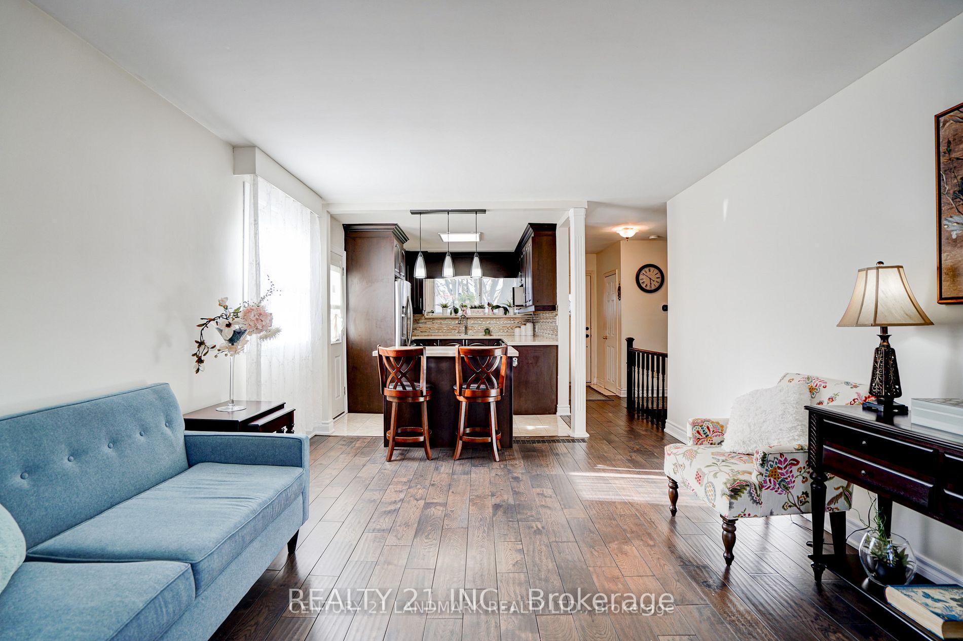 Photo 2 of 13 Billingsgate Crescent, Ajax, South East — HOMEH