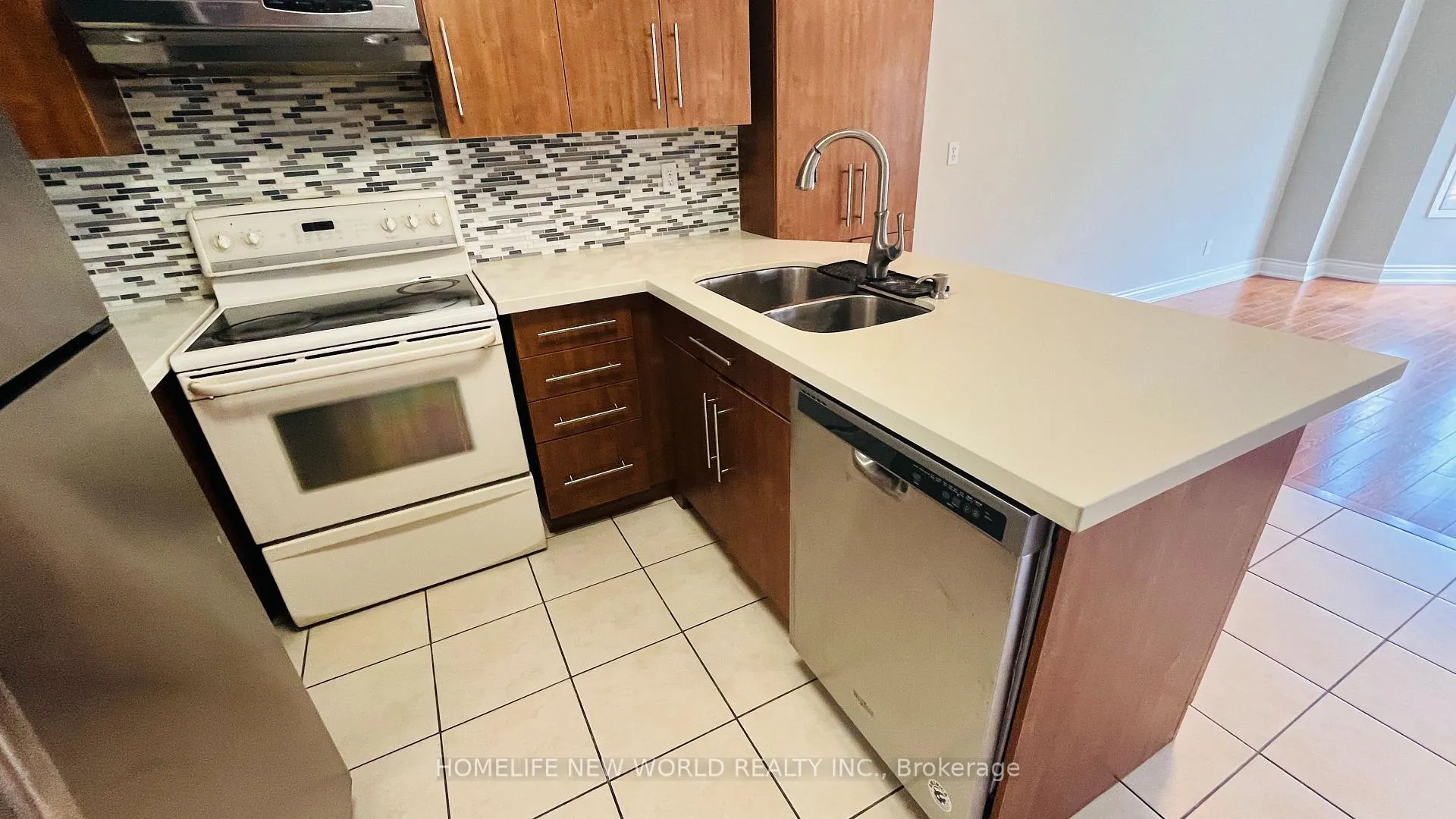 Photo 7 of 189 Gailcrest Circle, Vaughan, Crestwood-Springfarm-Yorkhill — HOMEH