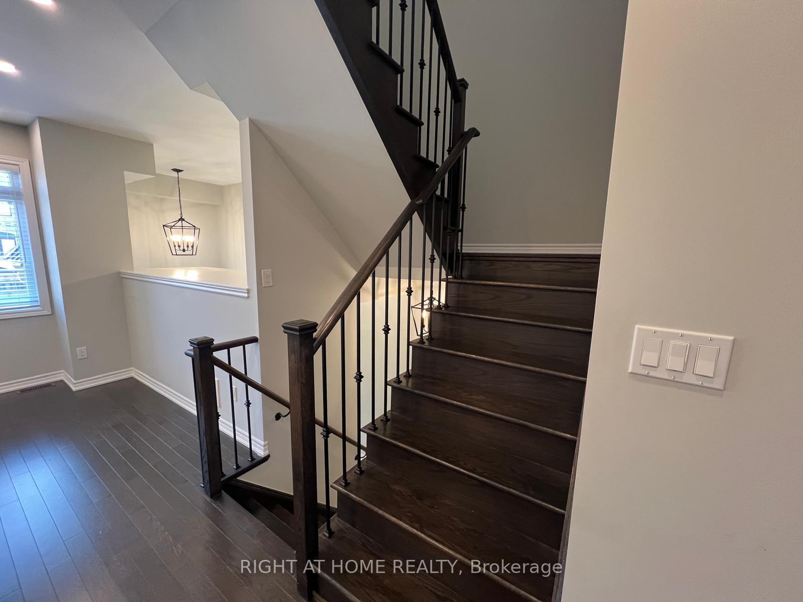 Photo 18 of 26 Sunset Terrace, Vaughan, Vellore Village — HOMEH