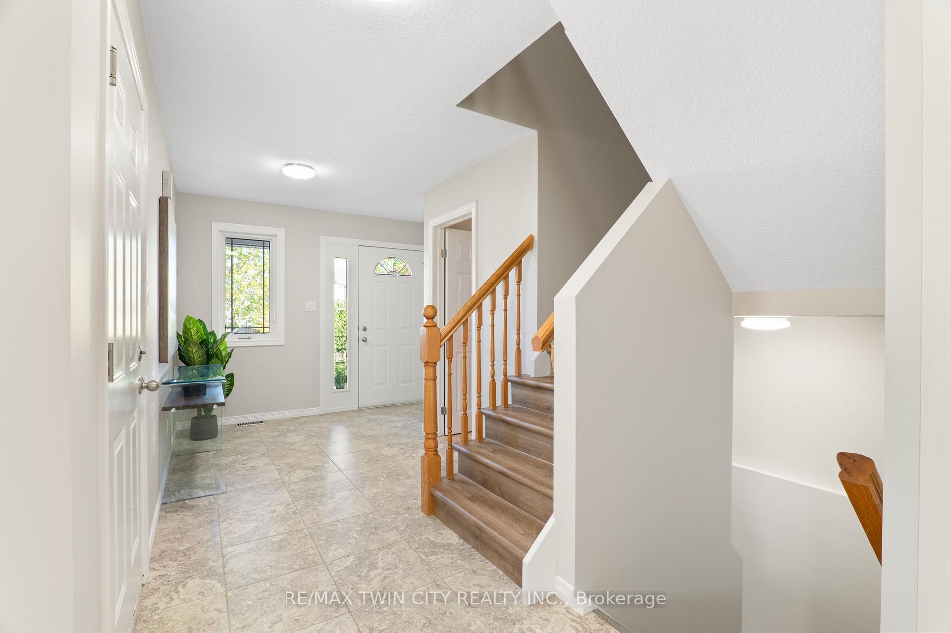 Photo 5 of 167 Bridgewater Crescent, Waterloo — HOMEH