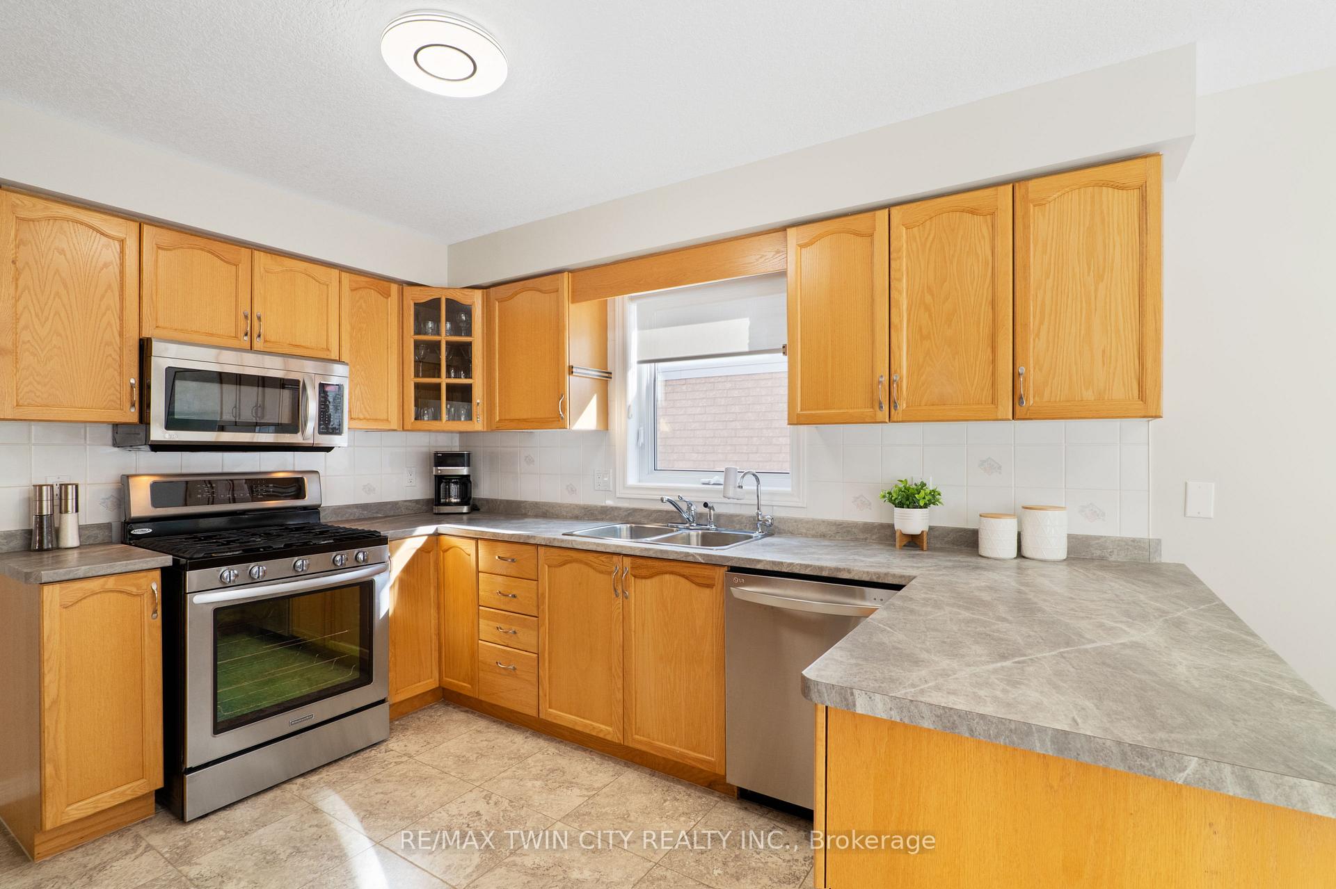 Photo 15 of 167 Bridgewater Crescent, Waterloo — HOMEH