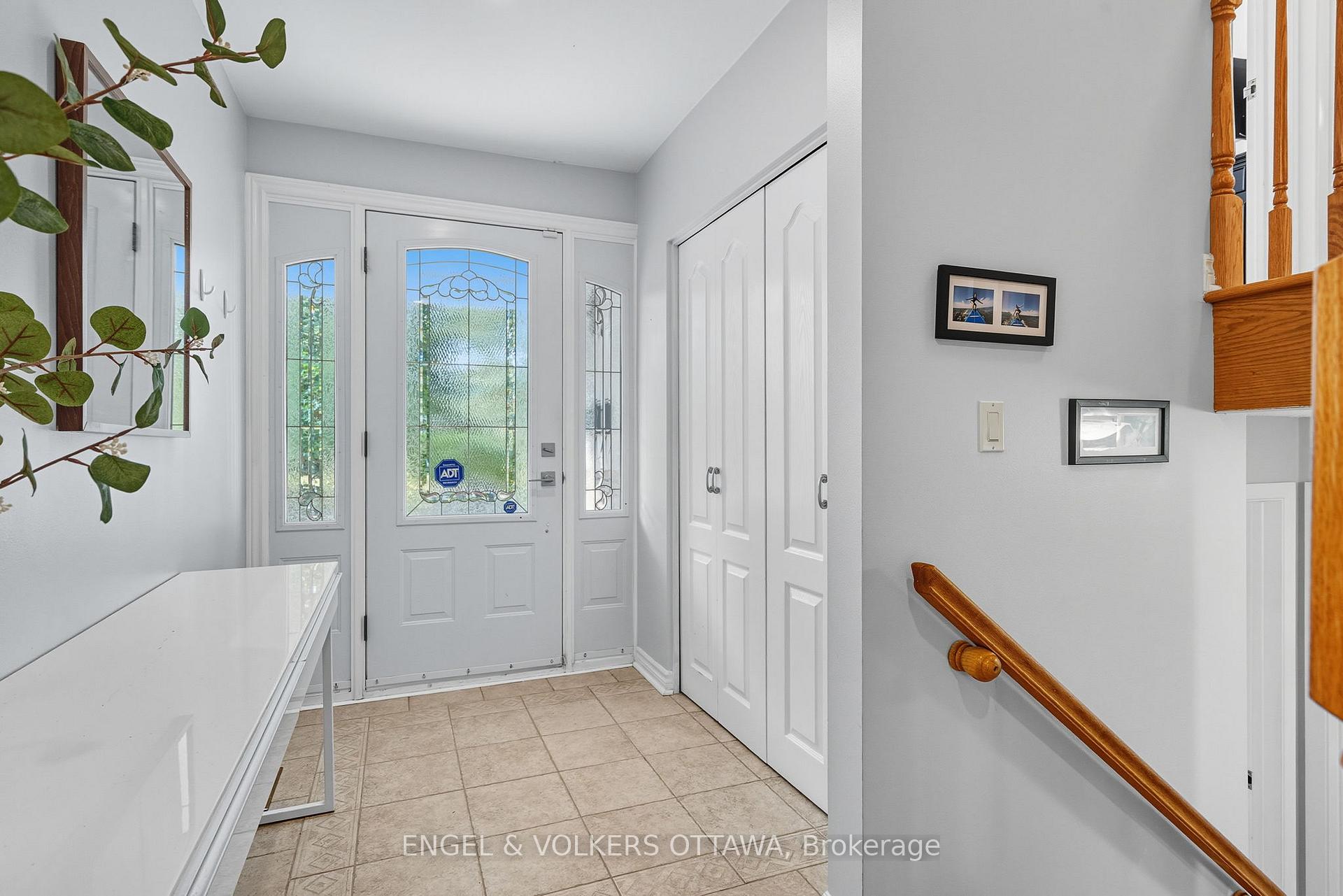Photo 2 of 1800 Devlin Crescent, Ottawa, Playfair Park — HOMEH